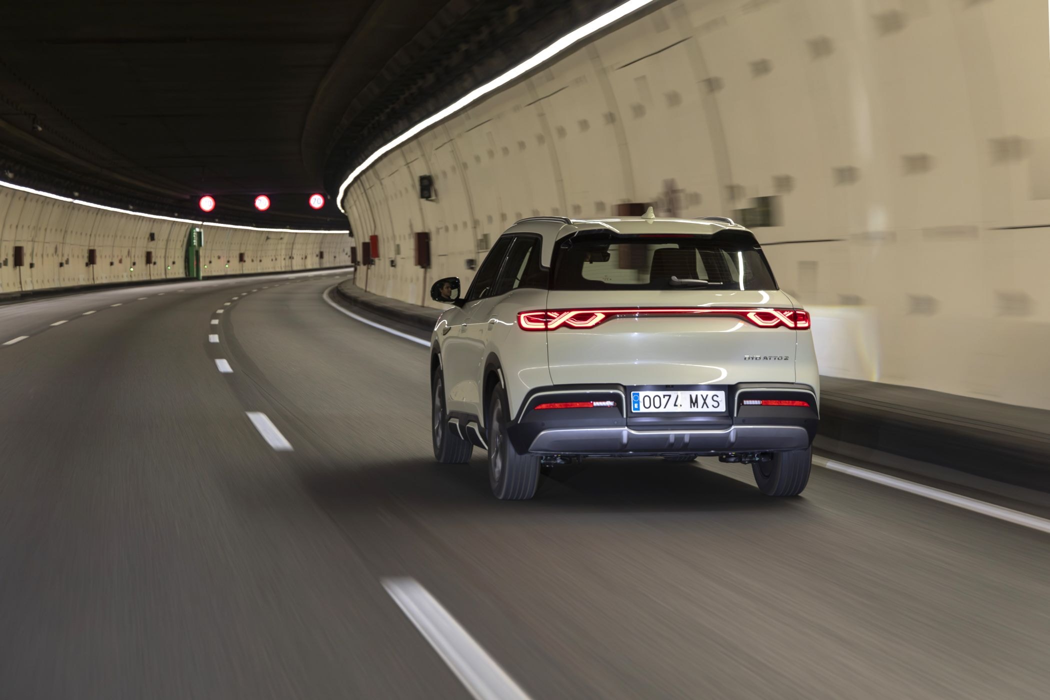 El BYD Atto 2 mostrando su elegancia en la carretera.