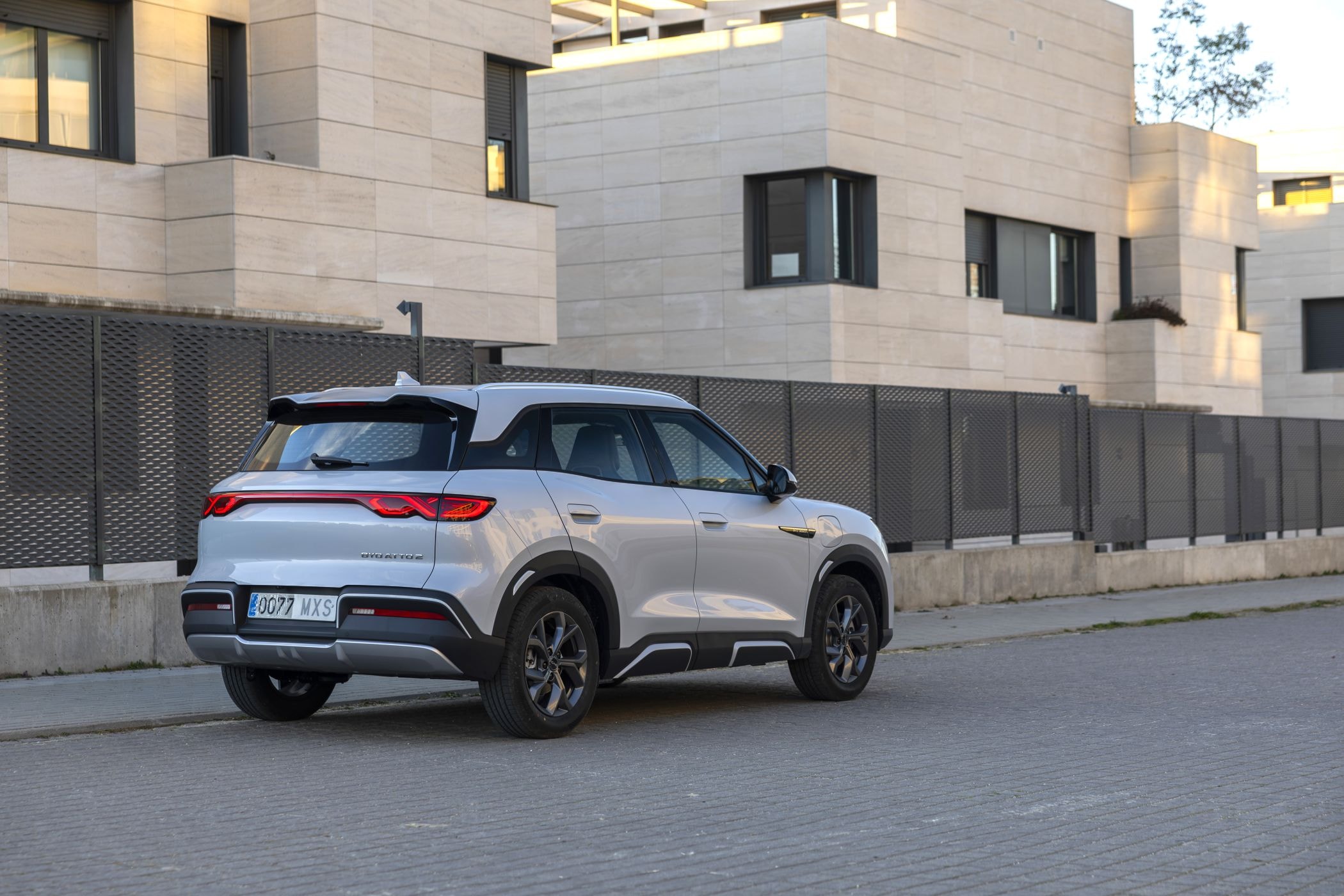 El BYD Atto 2 en un entorno eólico, simbolizando sostenibilidad y modernidad.