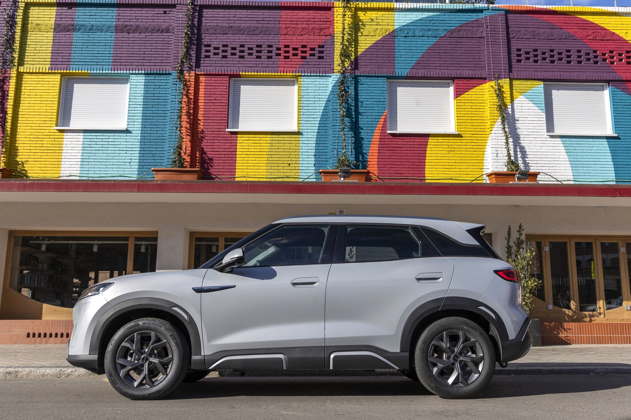 Vista frontal del BYD Atto 2 en un entorno natural.