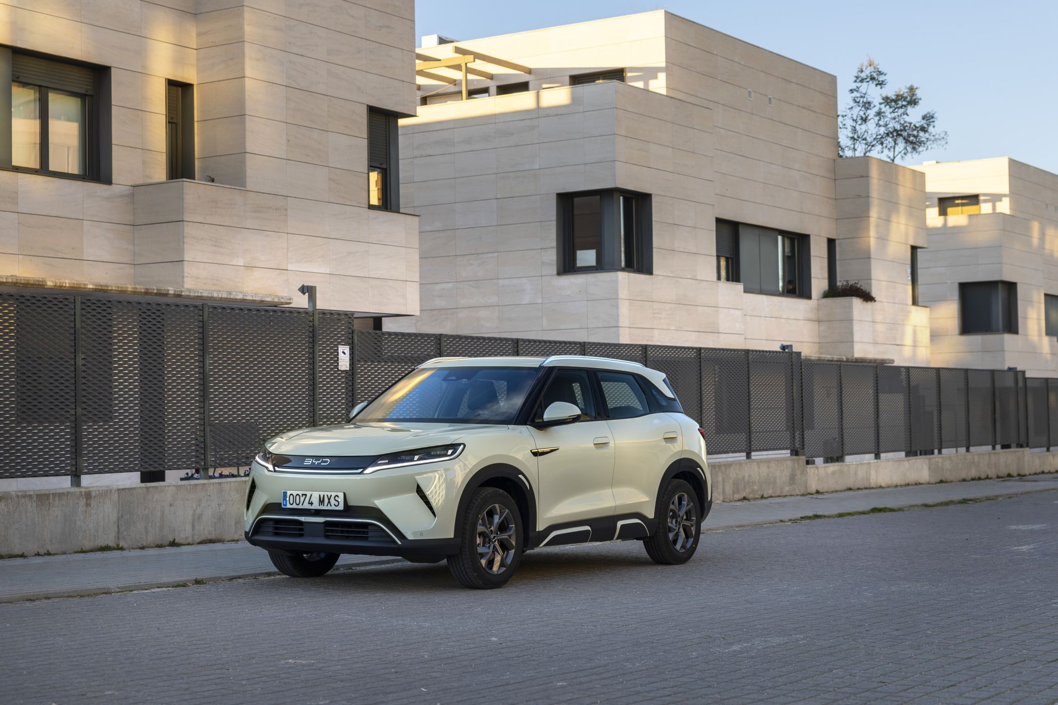 Frontal del BYD Atto 2 con un fondo arquitectónico impactante.