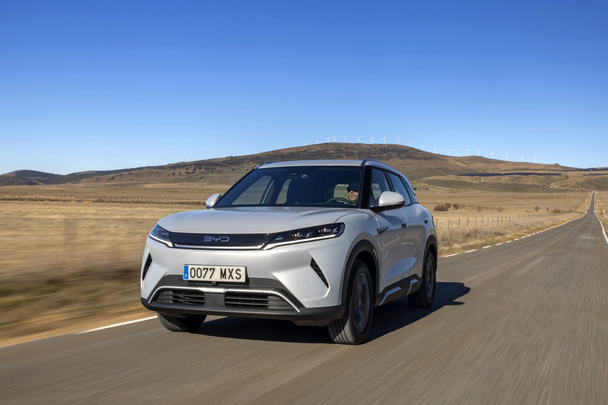 Vista delantera del BYD Atto 2 en ruta, mostrando su diseño moderno.