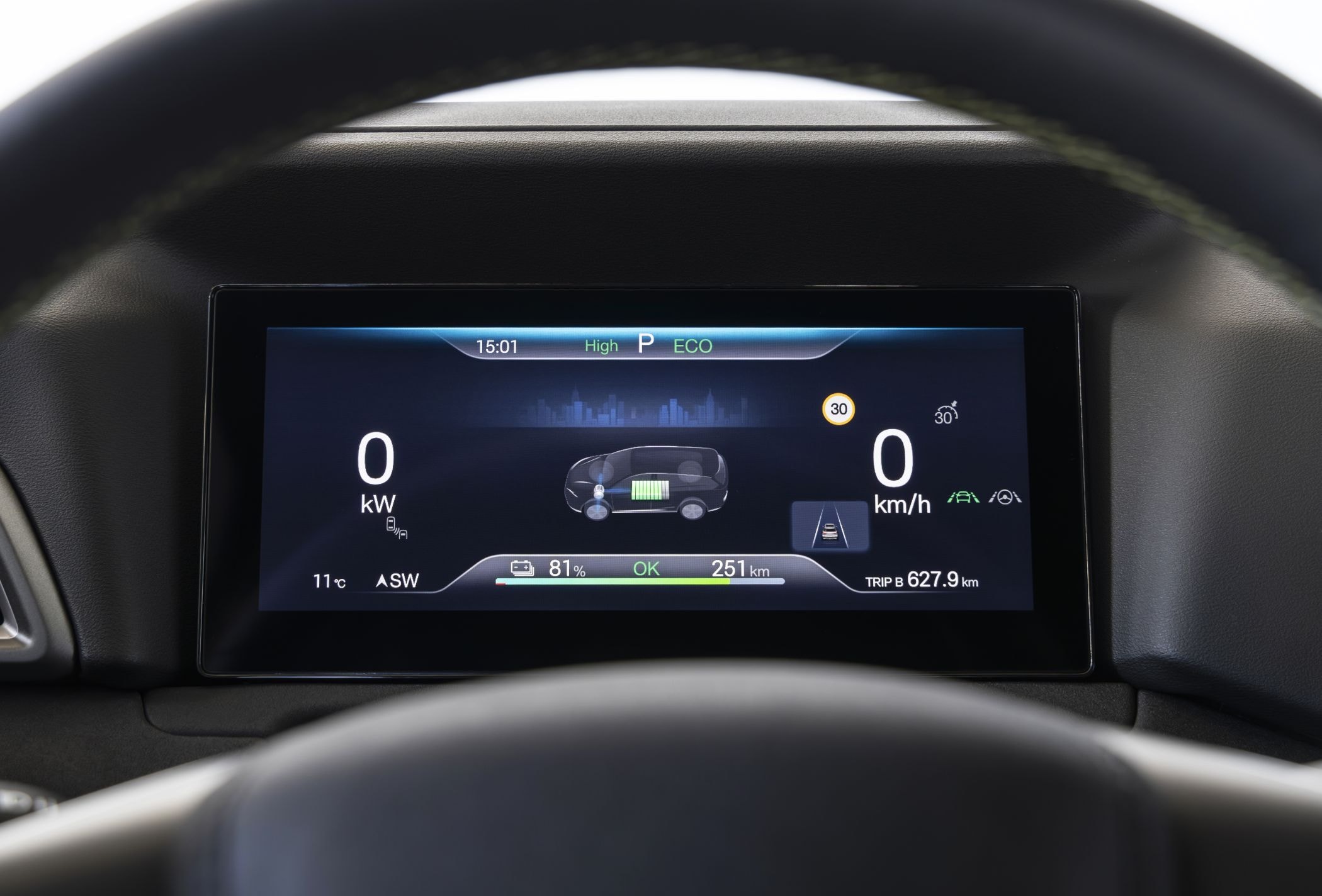 Pantalla de instrumentos digital del BYD Atto 2, mostrando datos del vehículo.