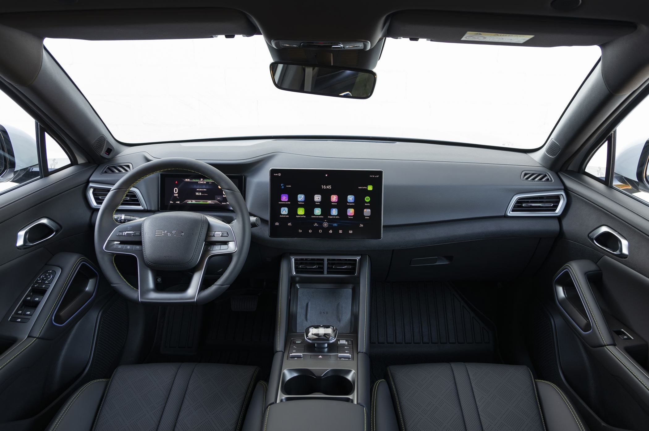 Otra vista del interior, mostrando la consola central y detalles del diseño.