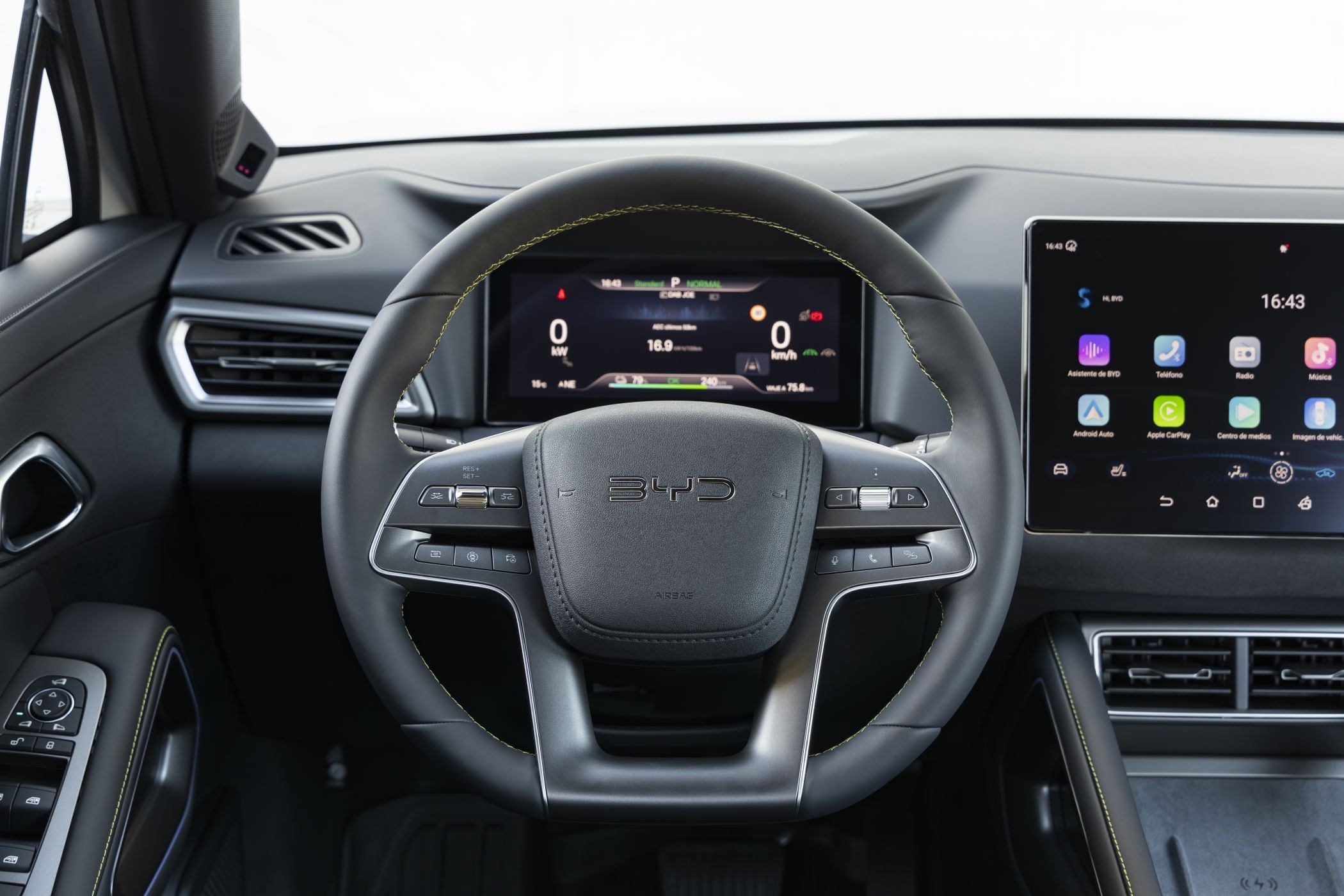 Vista general del interior, destacando el diseño moderno y tecnológico.