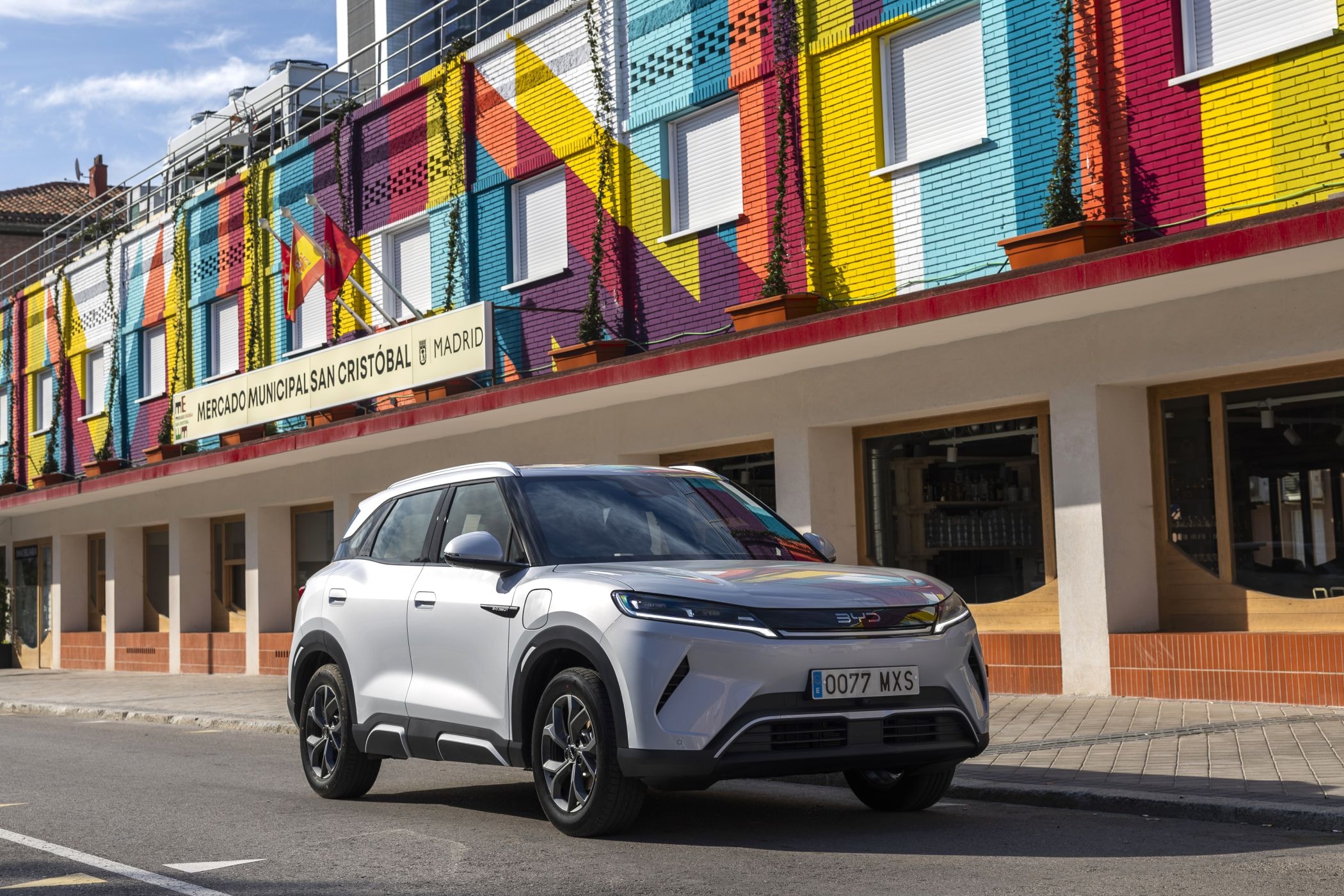 Perfil del BYD Atto 2 mostrando su diseño moderno.