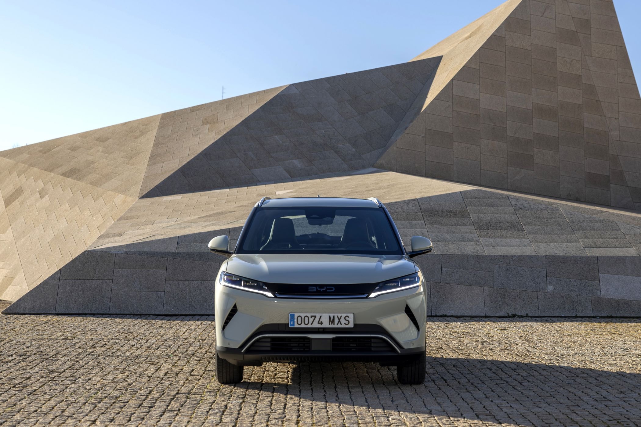 Vista lateral del Atto 2 con colores vibrantes de fondo.