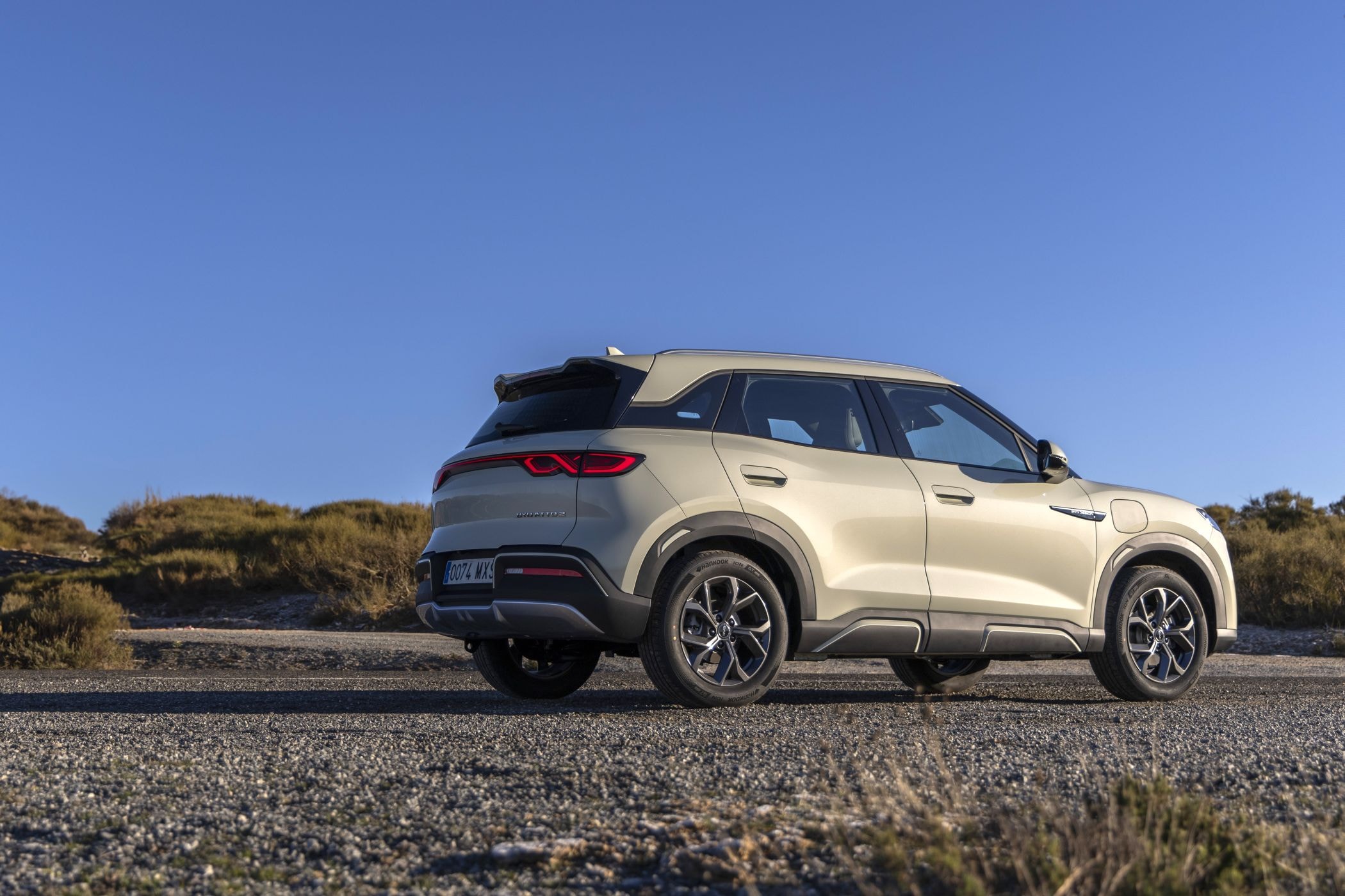 El Atto 2 posado elegantemente en un entorno urbano.