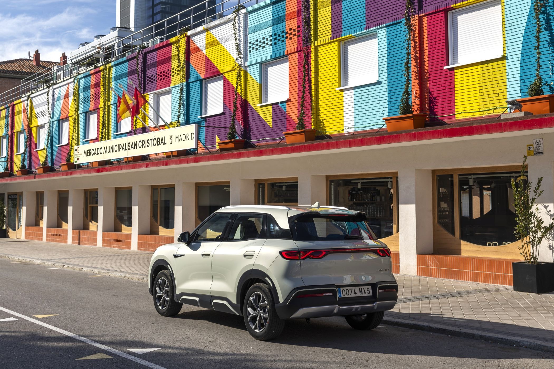 Vista trasera lateral del Atto 2, capturando su naturaleza urbana.