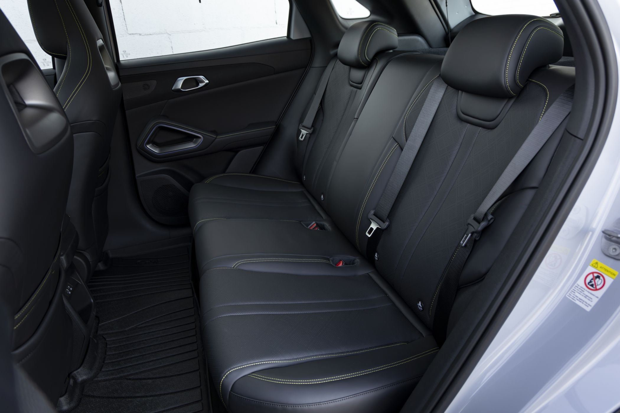 Vista lateral del BYD Atto 2, mostrando su diseño moderno.