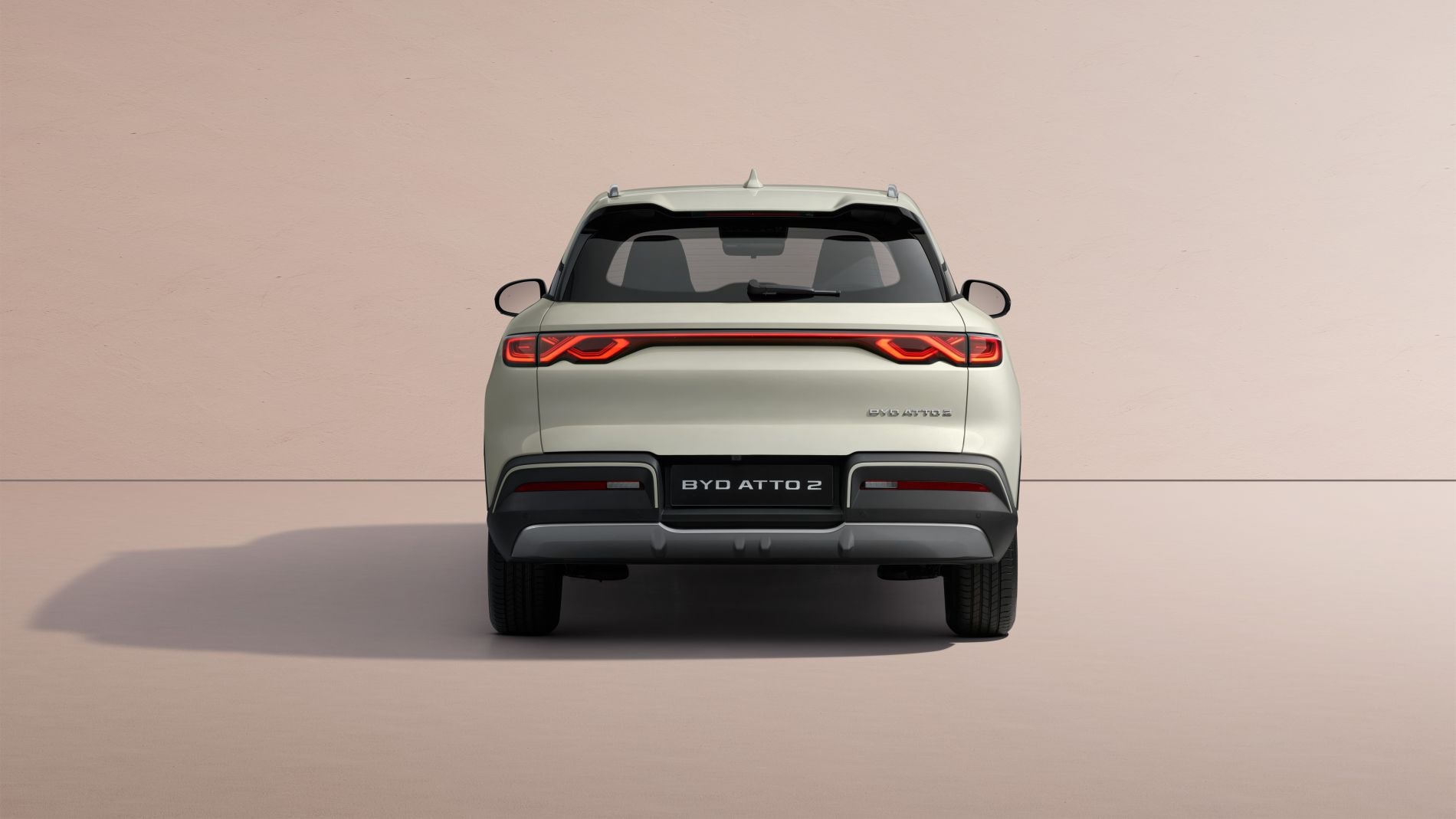 Vista lateral del BYD Atto 2, elegante y moderno.