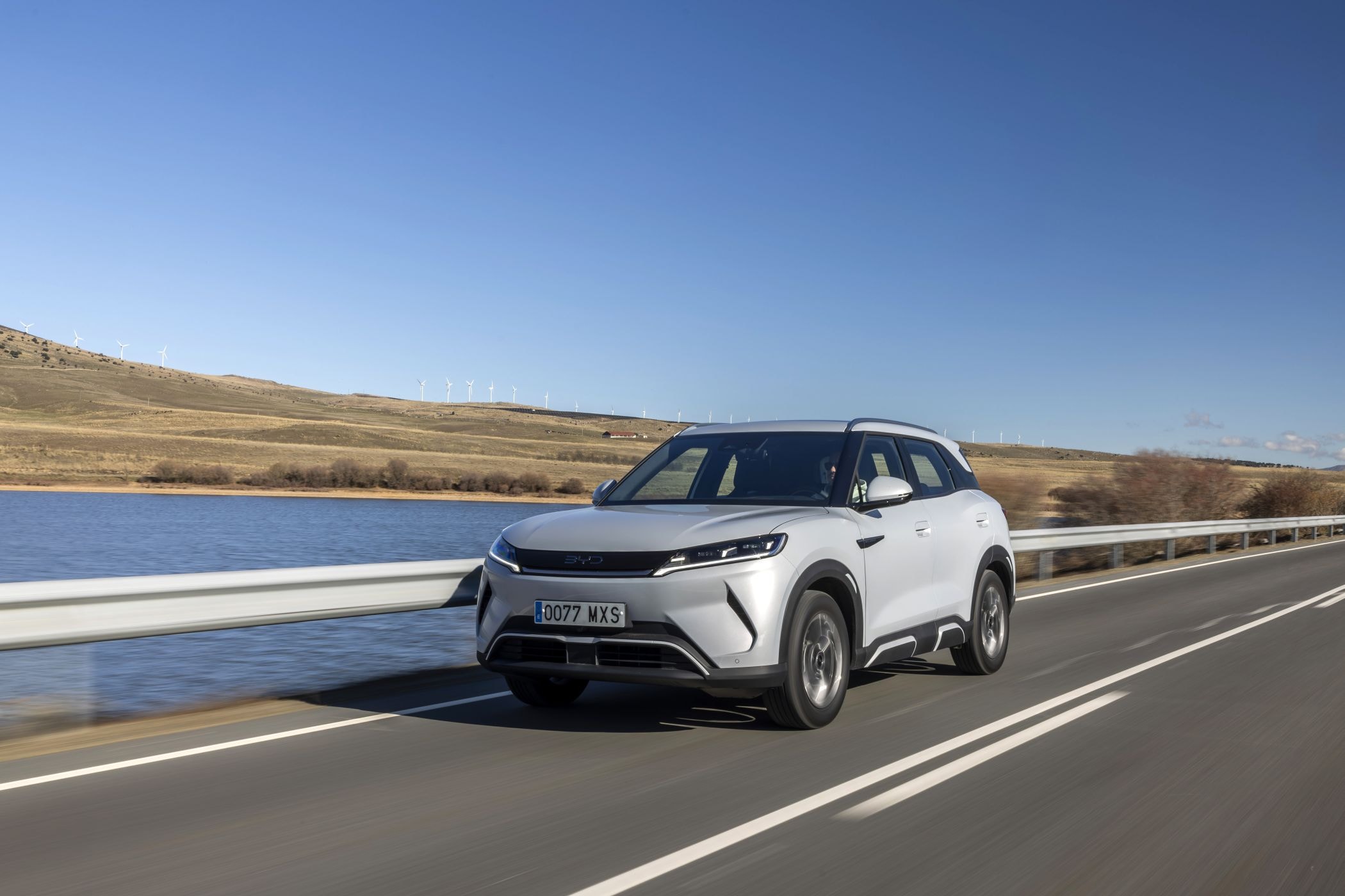 El BYD Atto 2 circulando por un paisaje abierto con cerros al fondo.