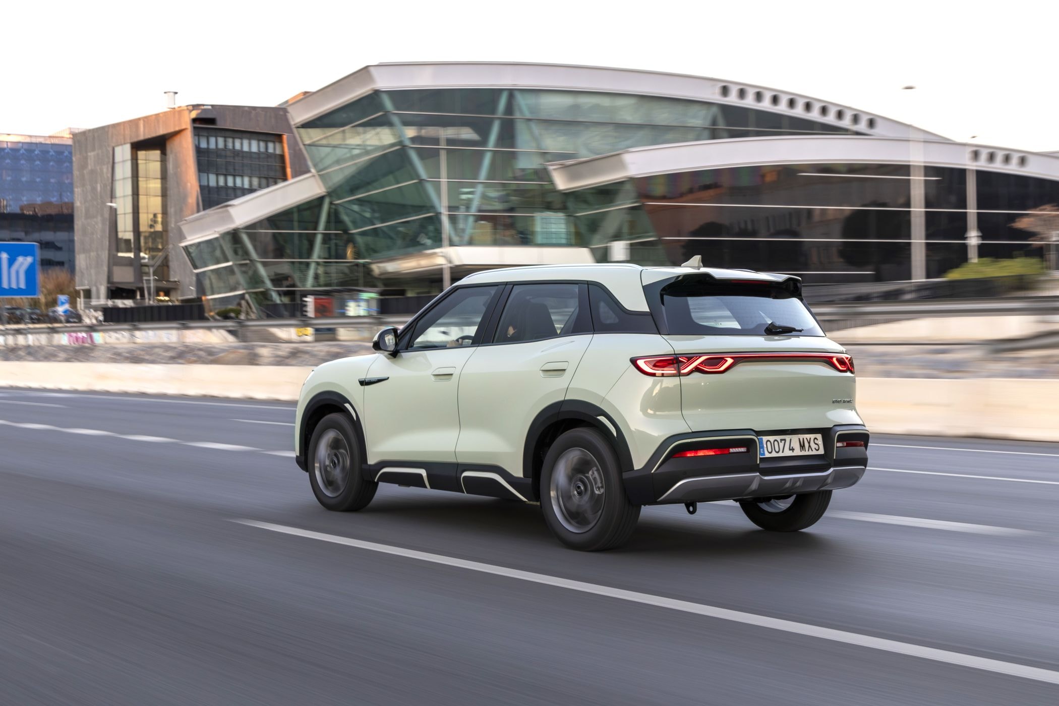 El perfil del BYD Atto 2 en movimiento, destacando su aerodinámica.