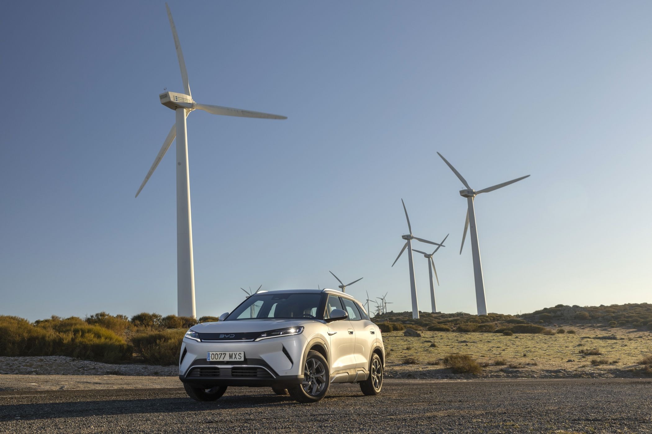 El SUV destaca en un paisaje natural, combinando modernidad y naturaleza.