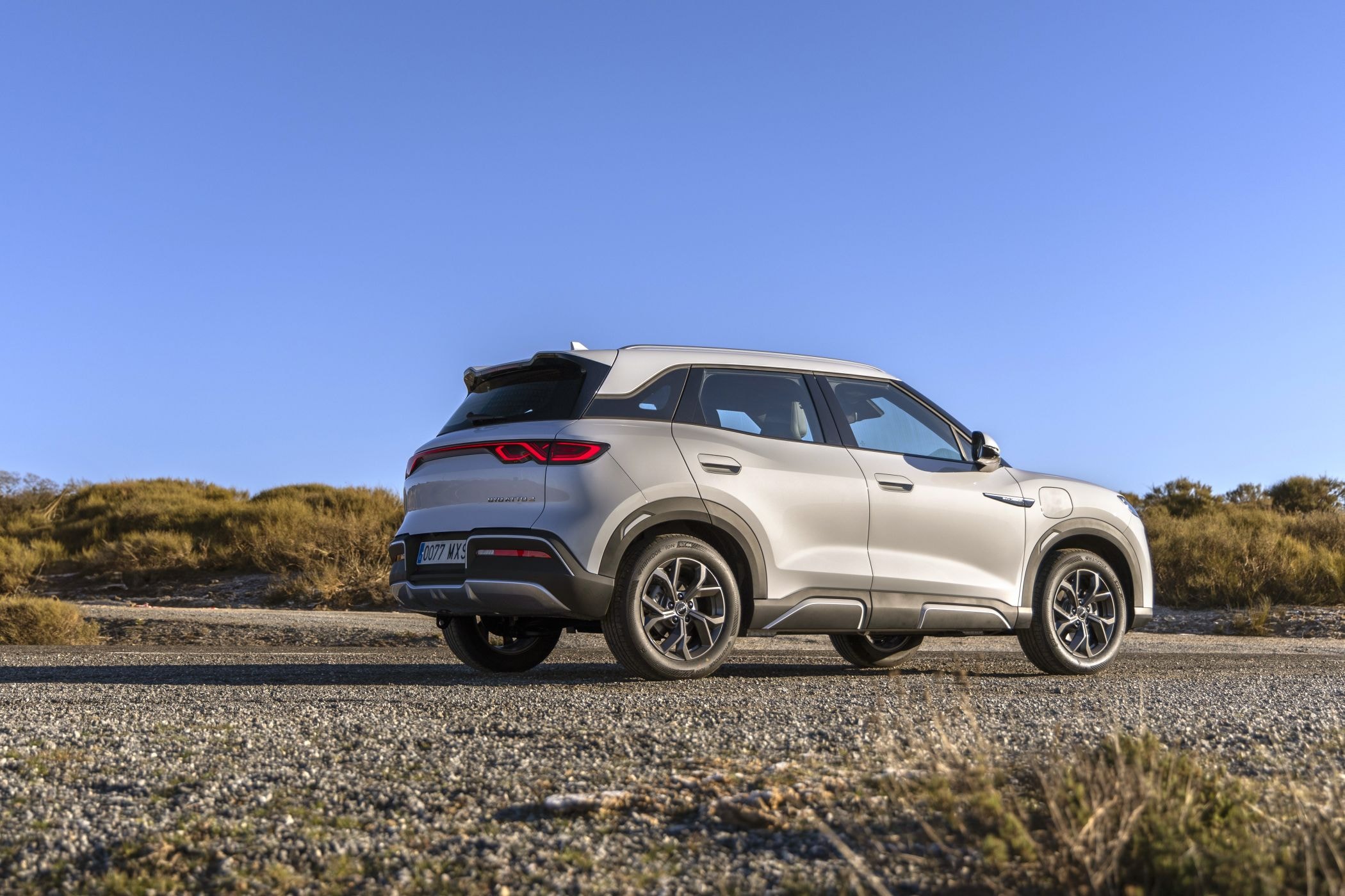 El BYD Atto 2 en un entorno arquitectónico, mostrando su elegancia.