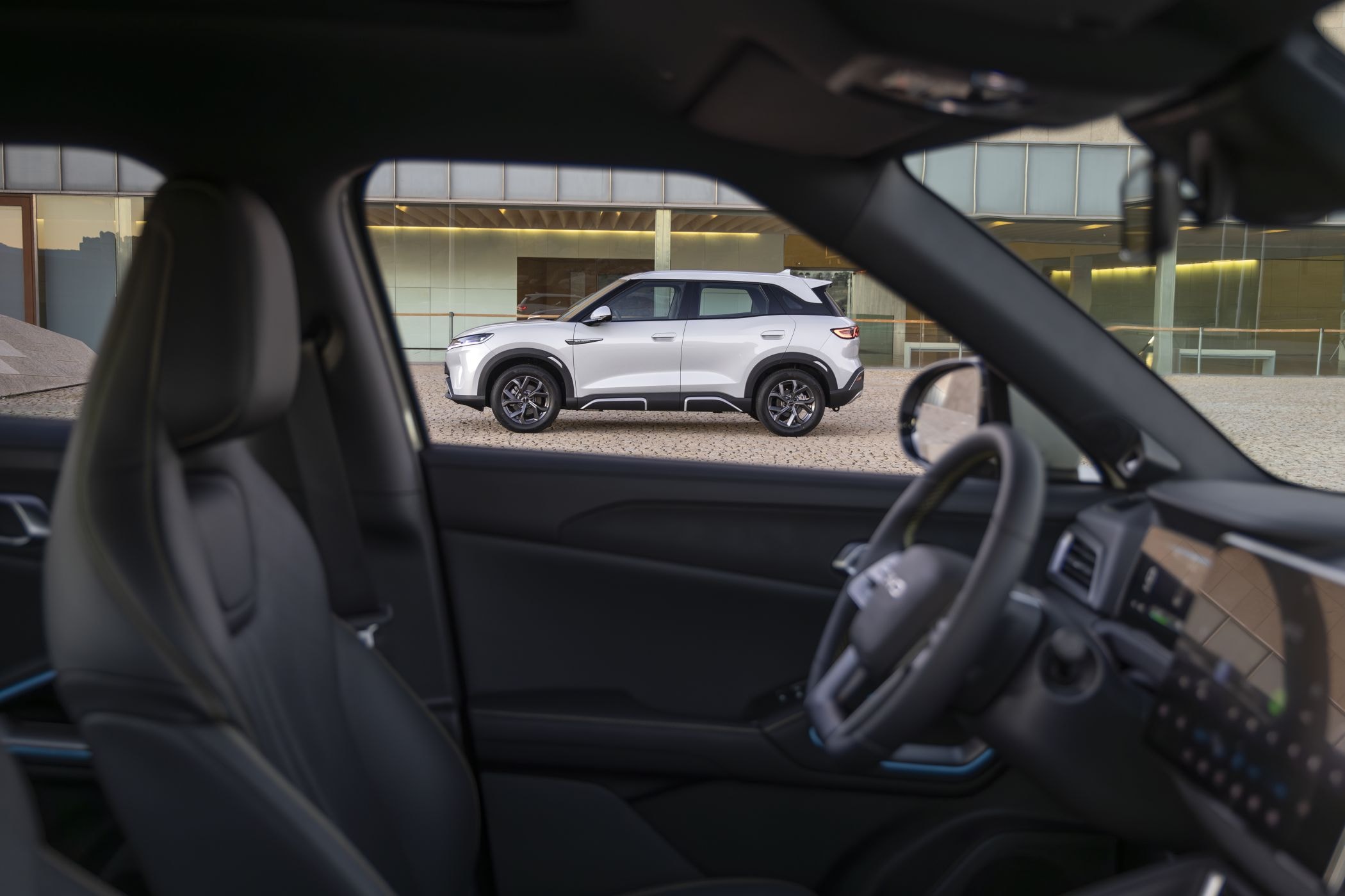 Vista del interior del coche, mostrando los asientos y los paneles.