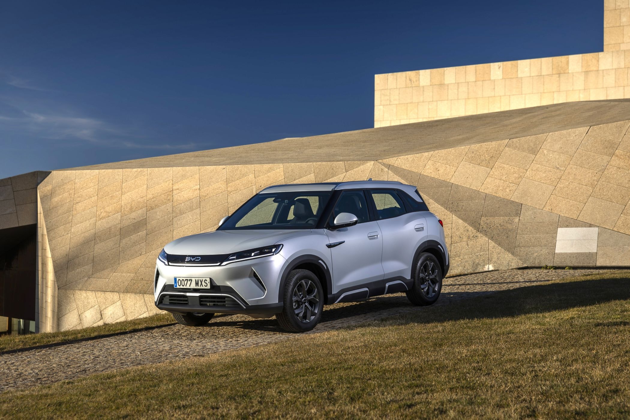 Detalle del techo del BYD Atto 2, resaltando su aerodinámica y acabados.