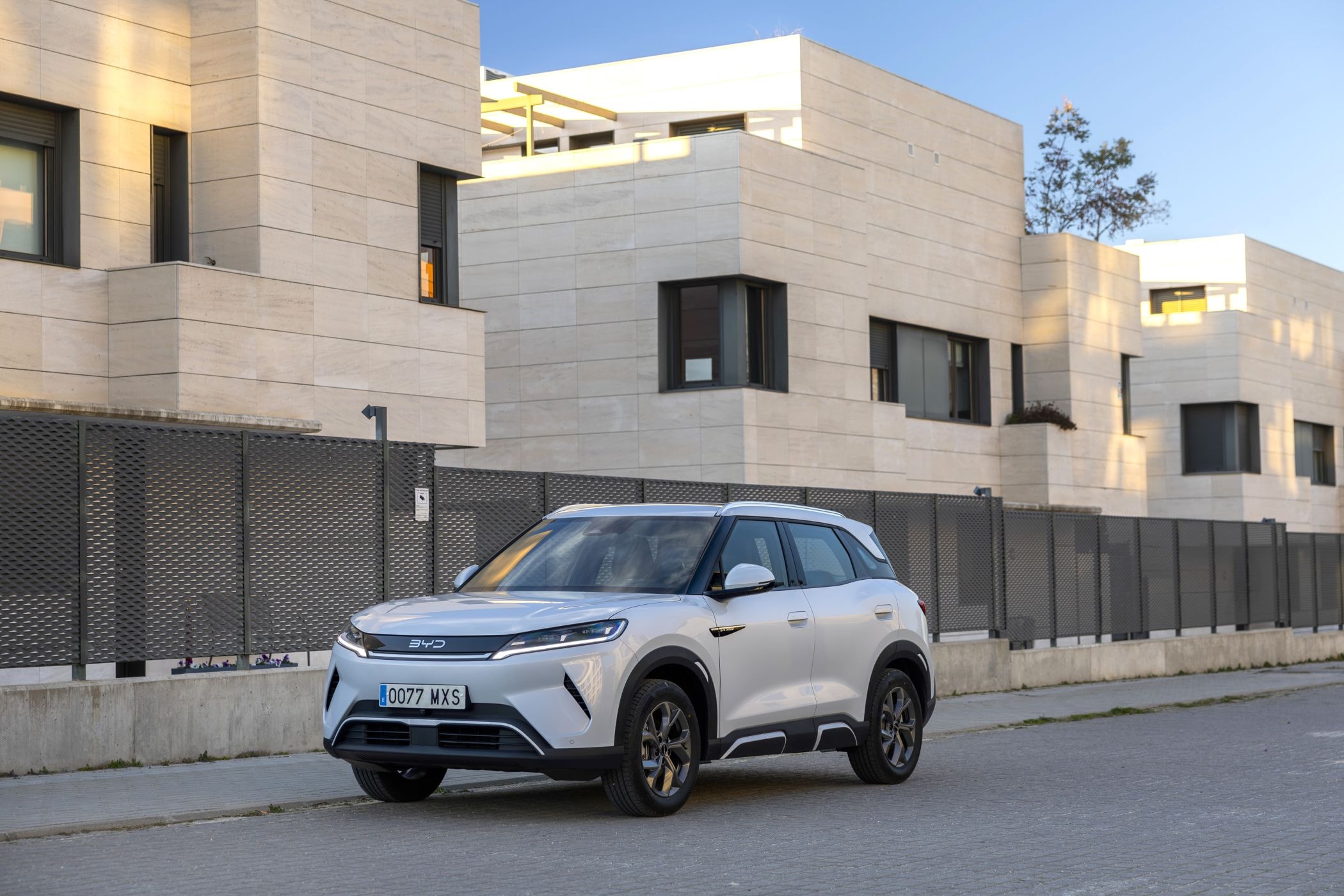 Vista trasera del BYD Atto 2, que muestra sus líneas y estilo robusto.