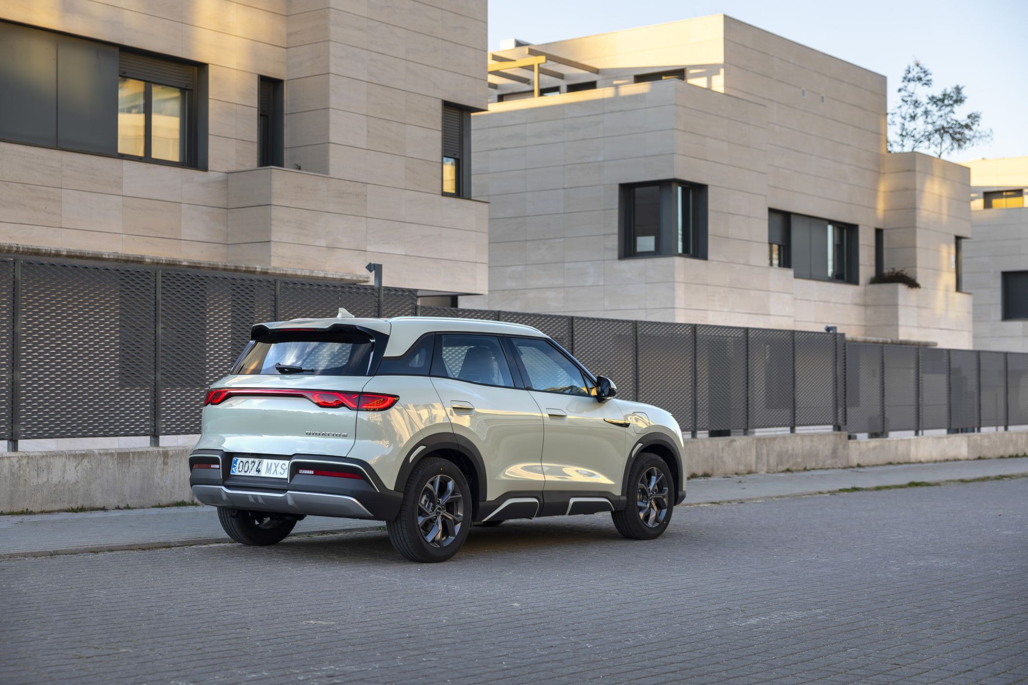 Revelando la estética trasera del Atto 2 con turbinas de viento.