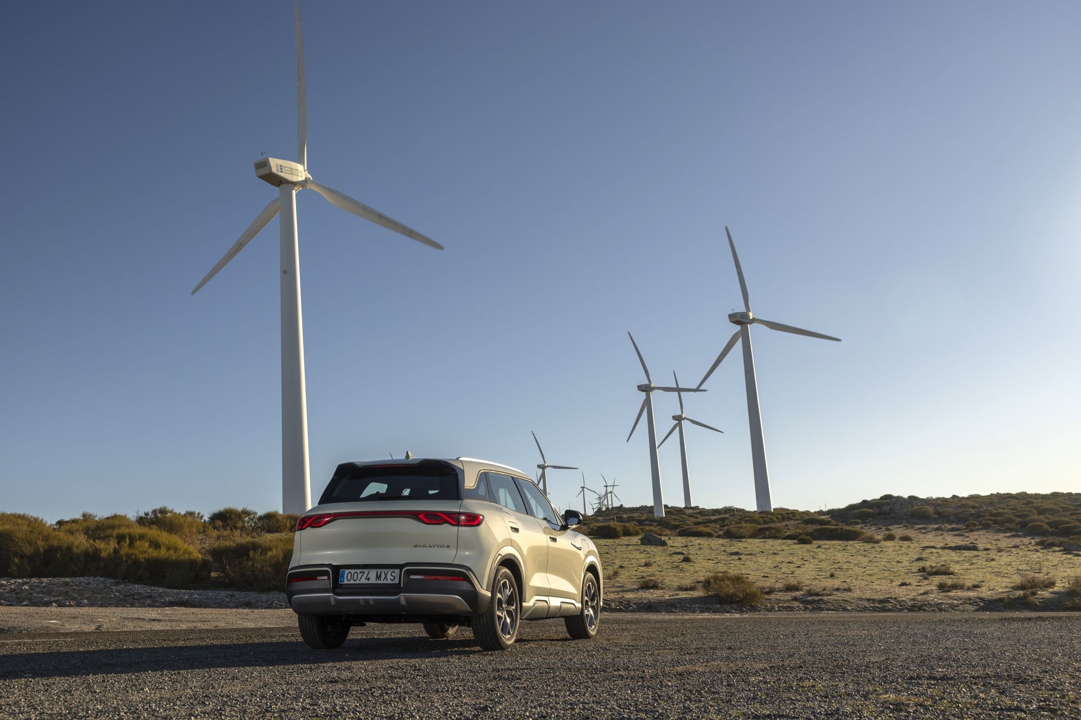 Vista trasera del BYD Atto 2, ideal para mostrar su diseño.