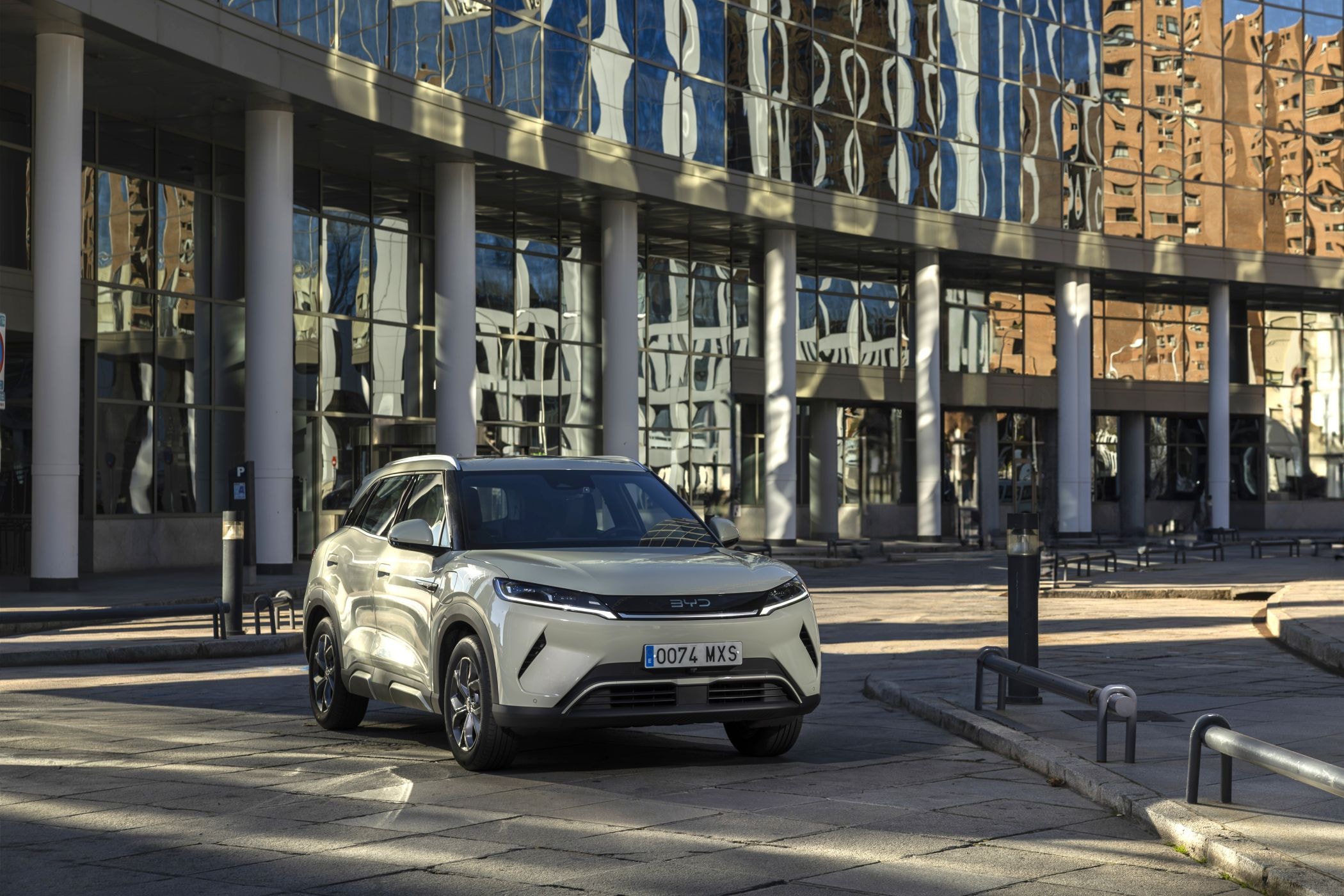 Punto de vista trasero con fondo colorido y vibrante.