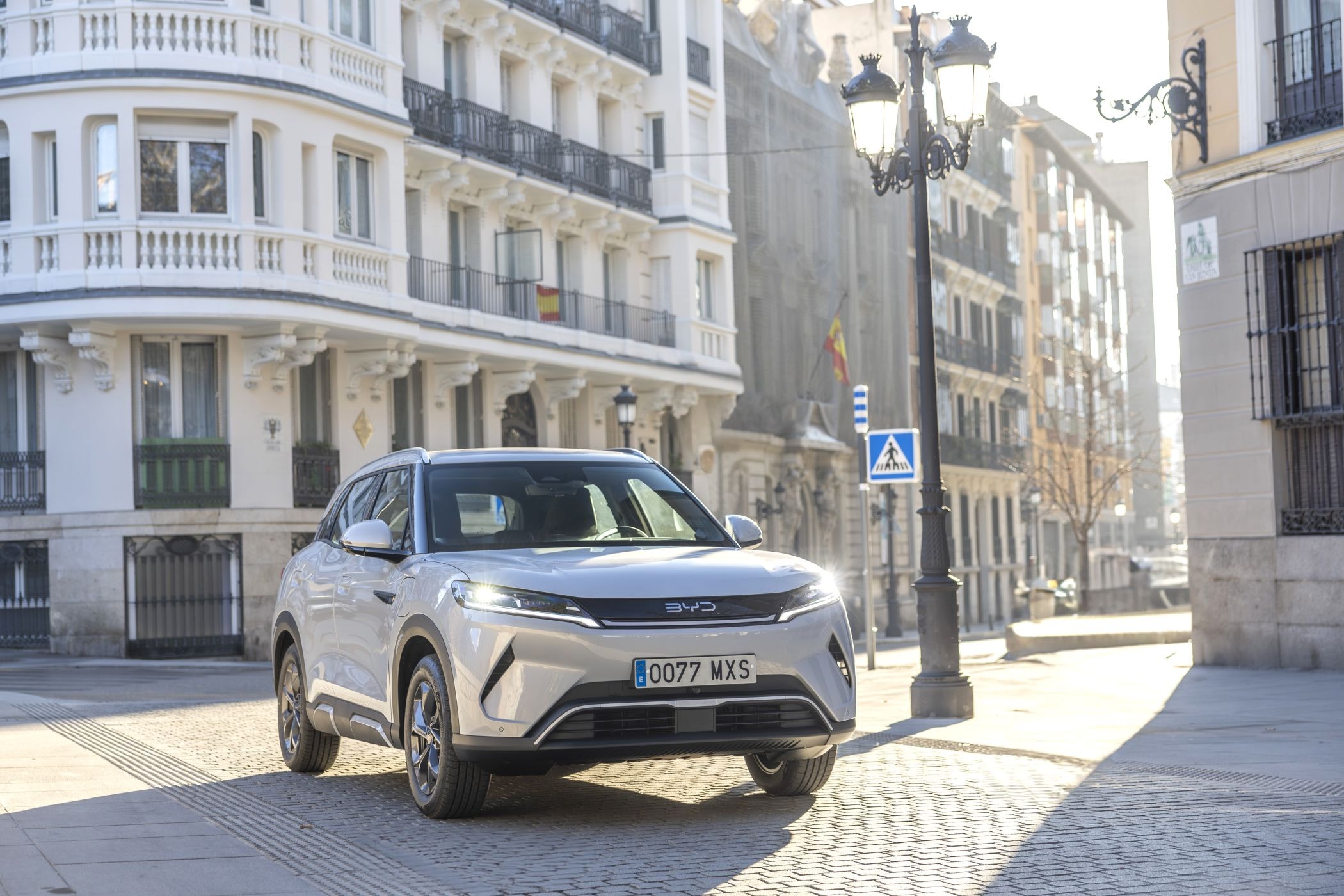 El BYD Atto 2 en acción dentro de un túnel, mostrando su agilidad.