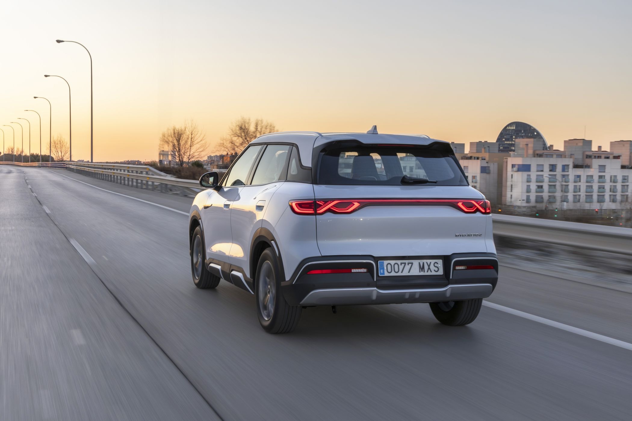 Visión trasera del BYD Atto 2 en un túnel, resaltando sus luces traseras.