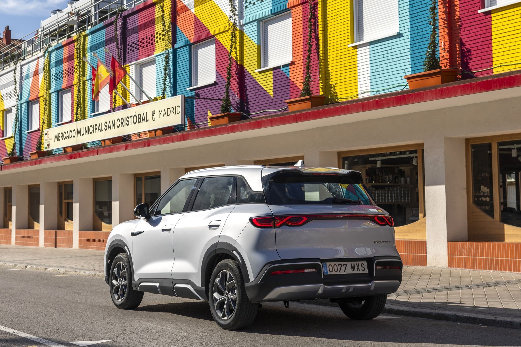 El BYD Atto 2 en un contexto urbano, integrando diseño y funcionalidad.