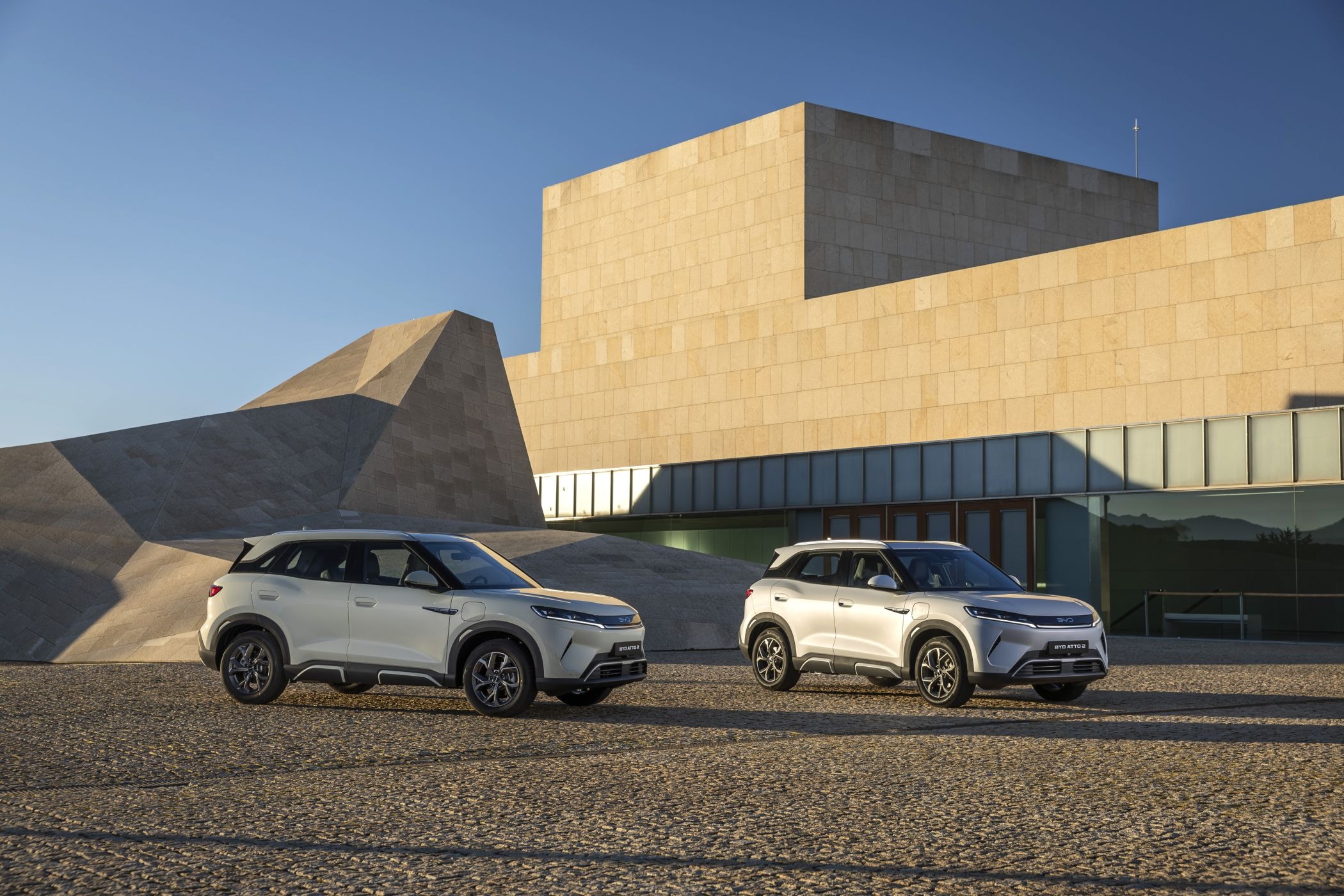 El elegante BYD Atto 2 frente al Palacio Real, destacando su diseño.