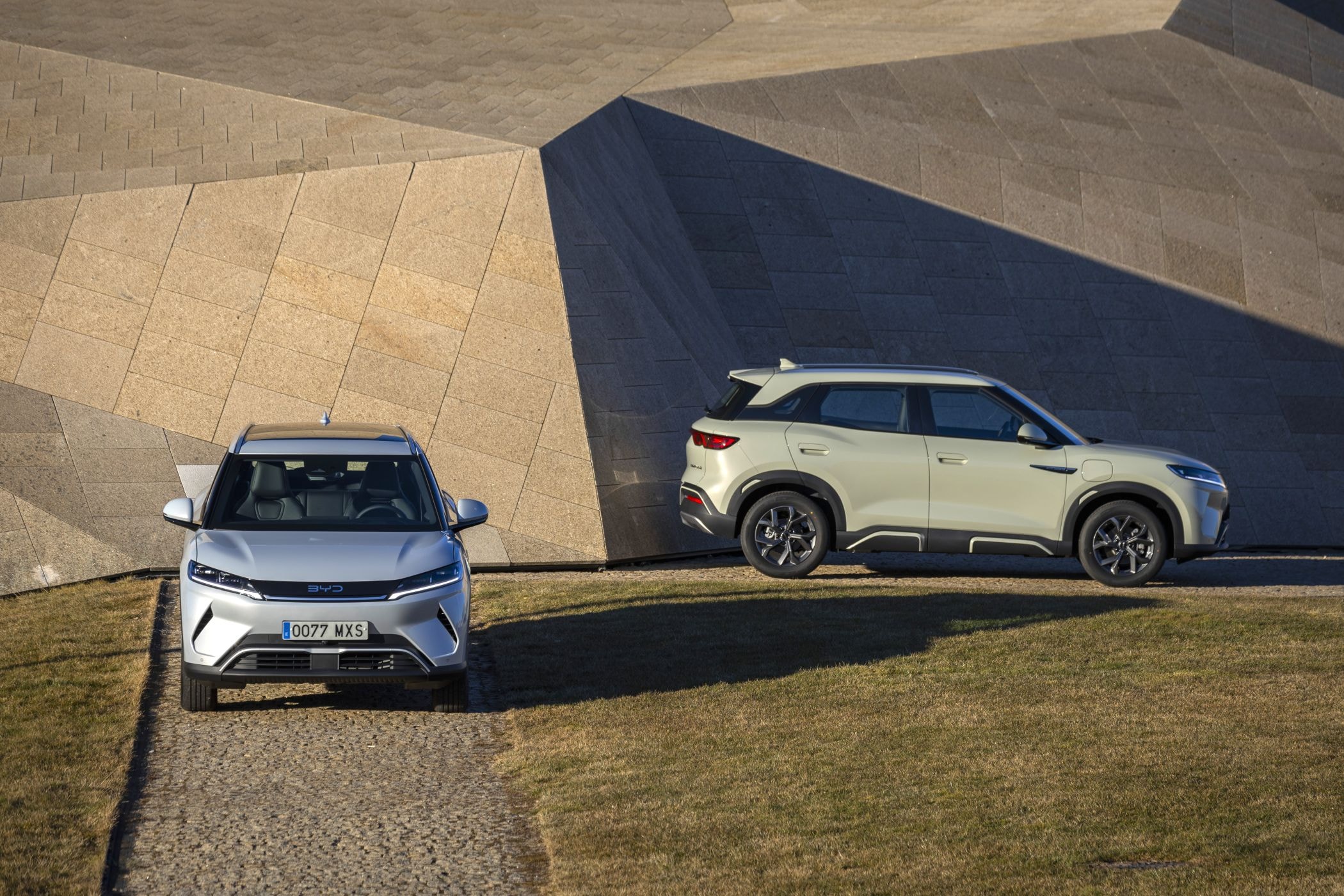 BYD Atto 2 en un paisaje natural, mostrando su versatilidad.