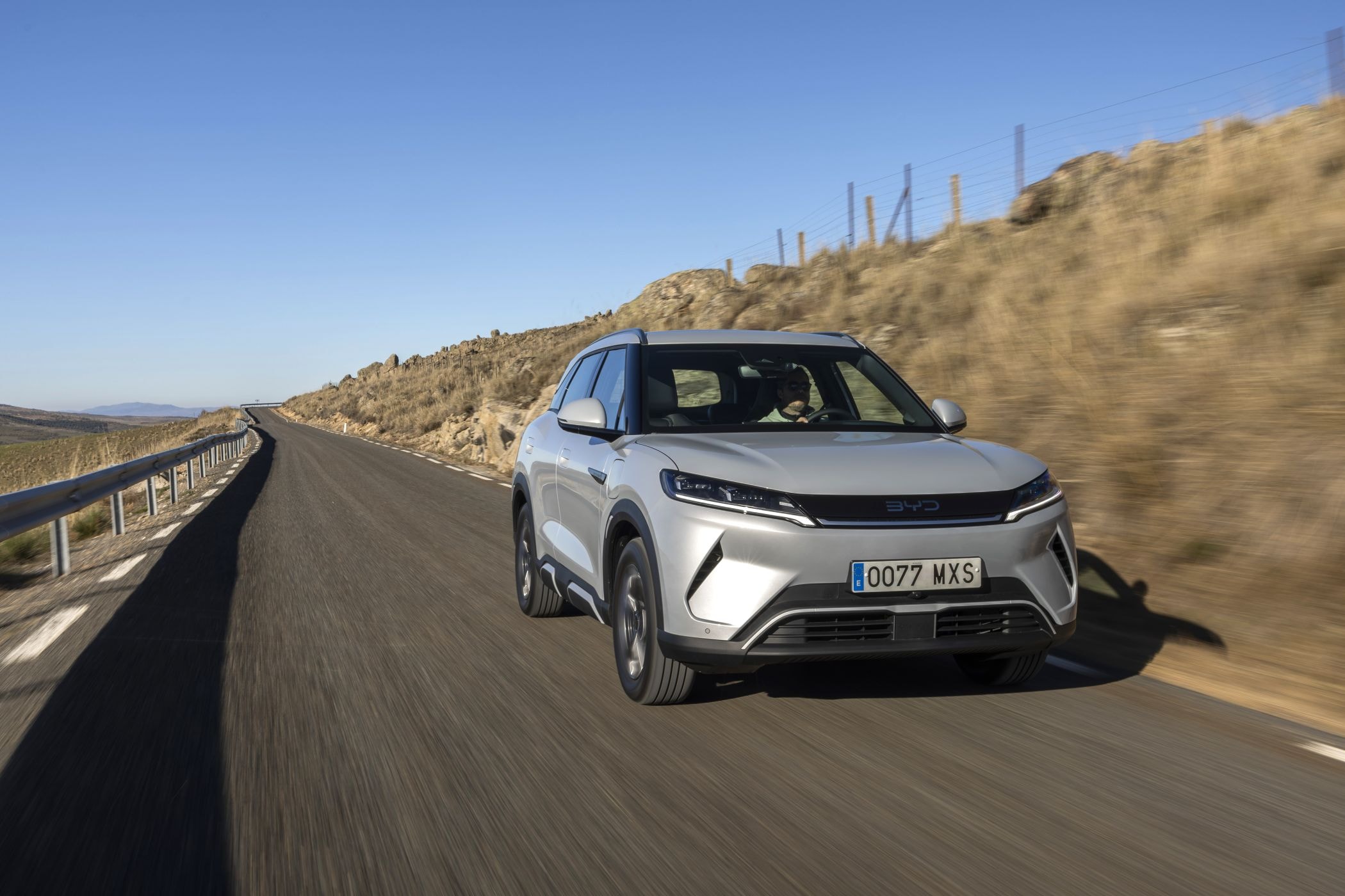 Vista lateral del Atto 2 en un paisaje contemporáneo.