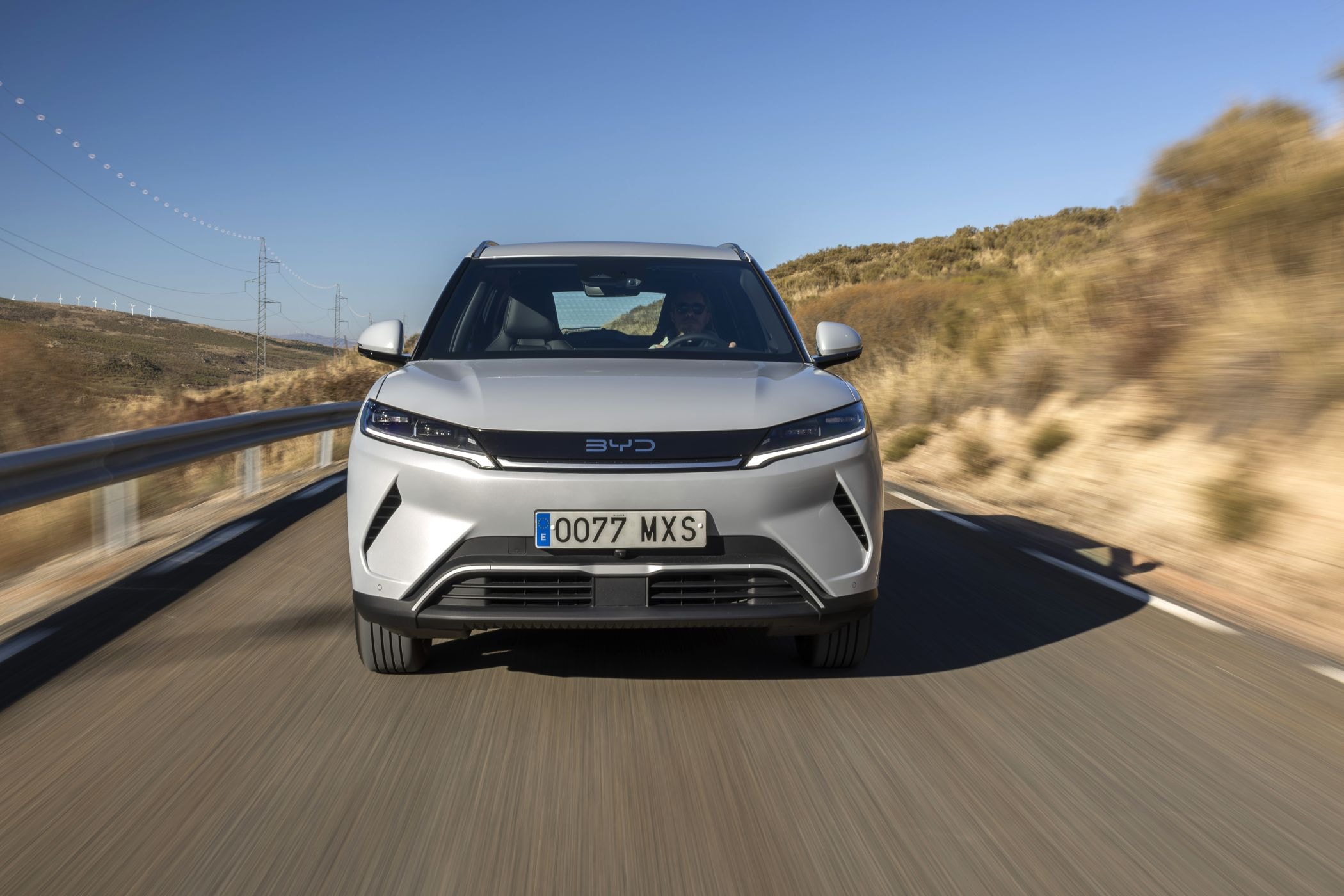 BYD Atto 2 en movimiento, resaltando su diseño aerodinámico.