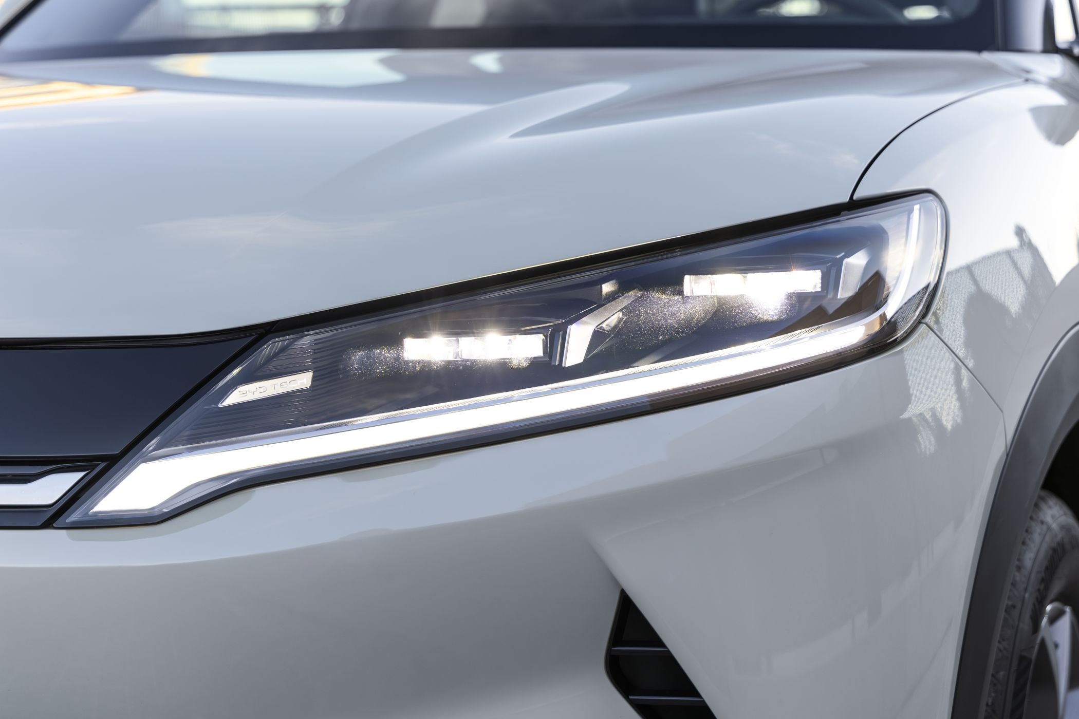 Vista baja del diseño lateral, enfatizando la estética contemporánea.