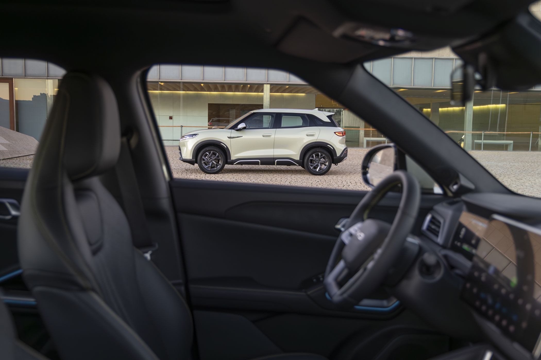 Perfil lateral del BYD Atto 2, mostrando líneas limpias y deportivas.