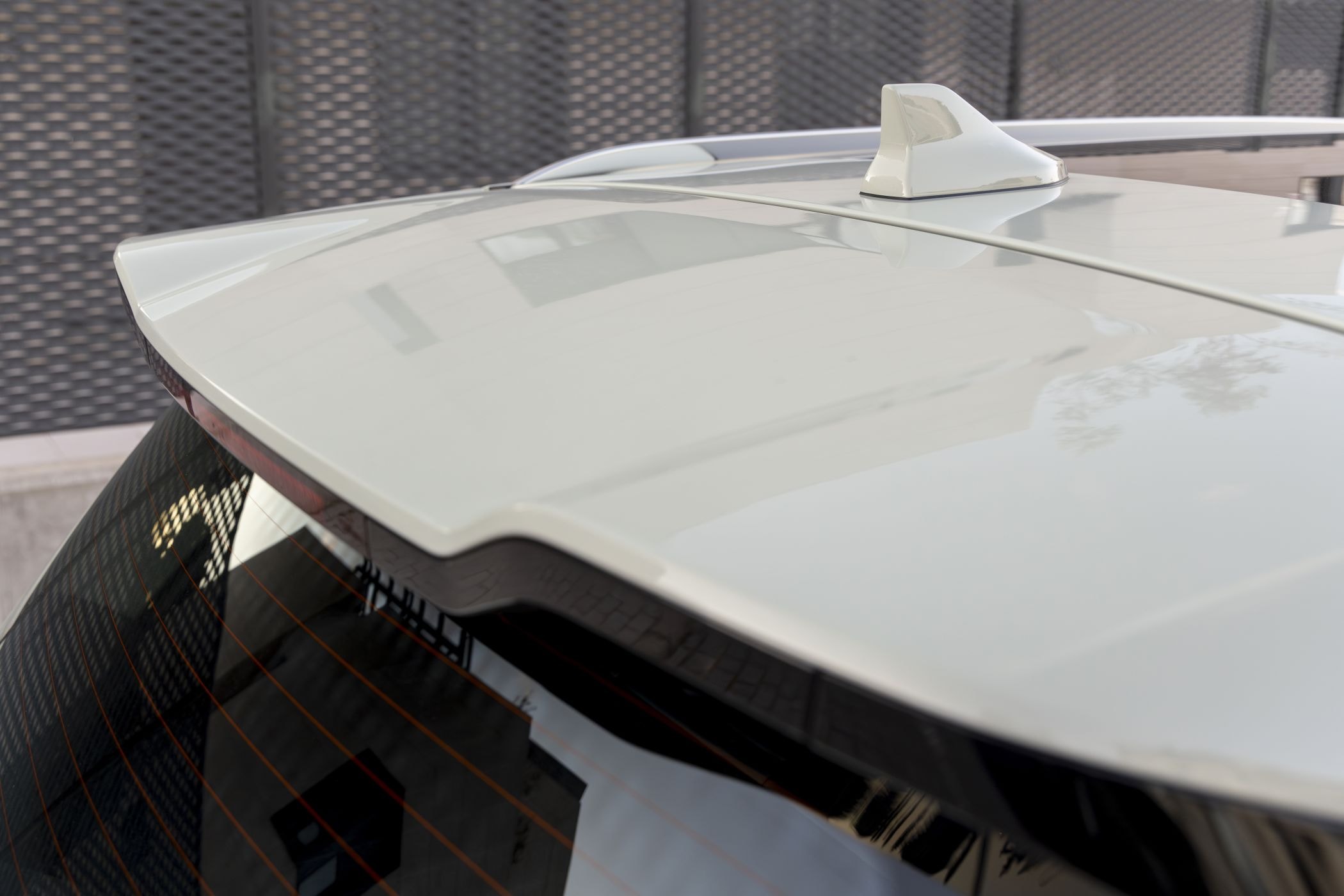 Enfoque en la rueda del BYD Atto 2, destacando su diseño moderno y deportivo.