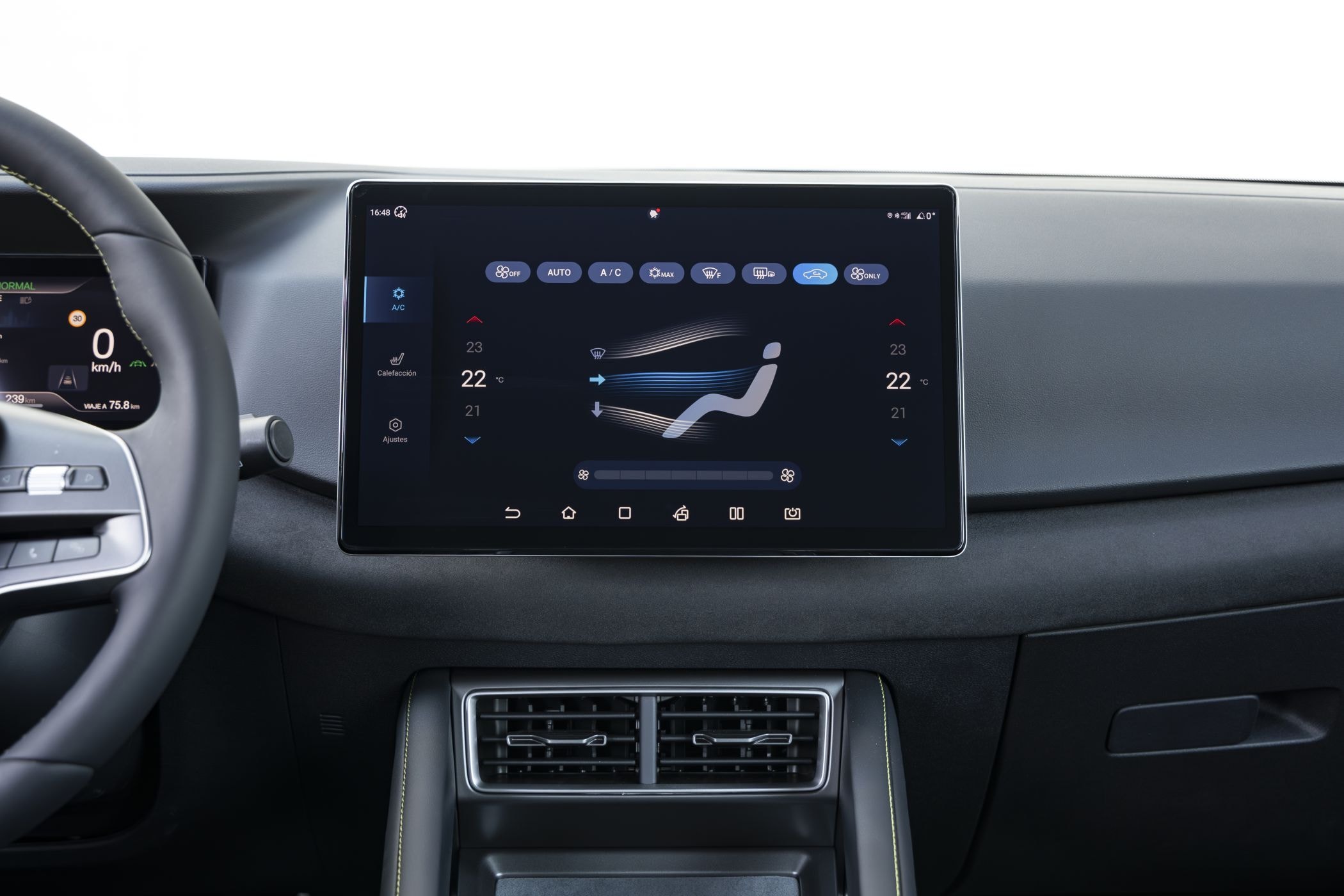 Vista lateral del espacio interior con enfoque en el diseño de asientos.