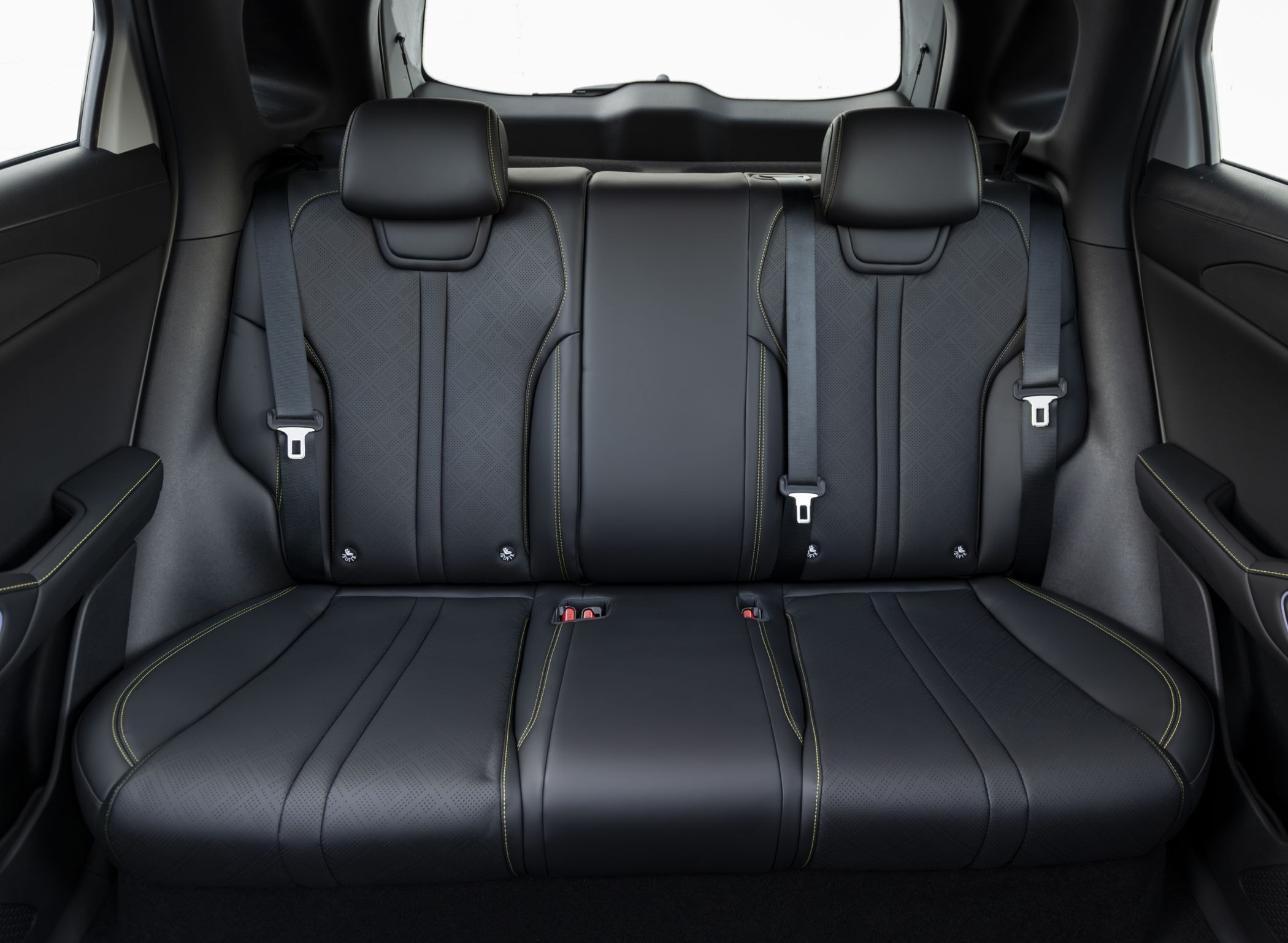 Los asientos traseros del BYD Atto 2 destacan por su confort y elegancia.