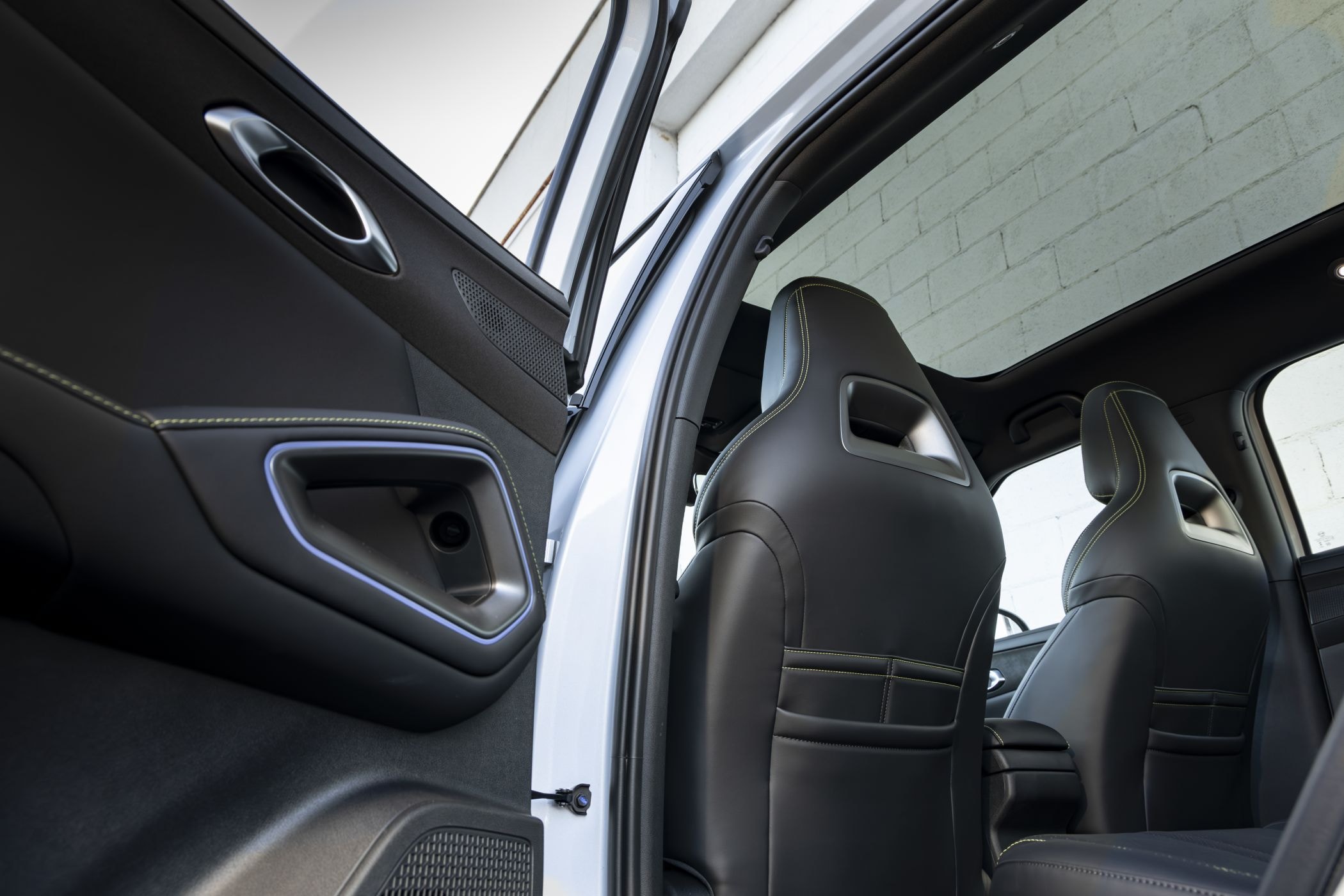 Puertos de carga USB y toma de corriente en la consola central.