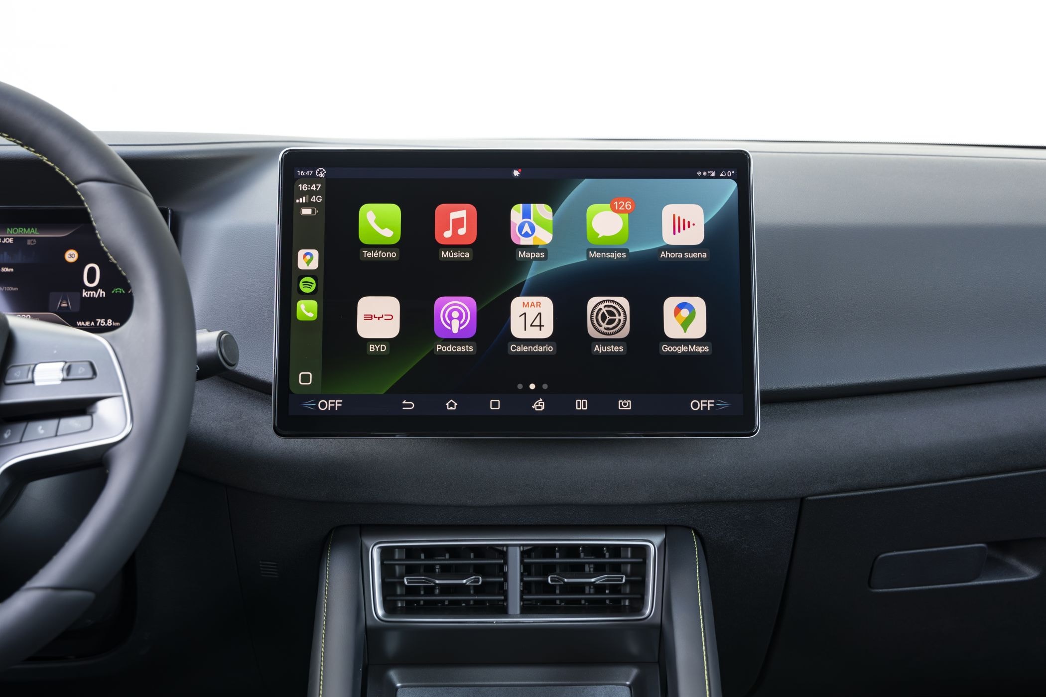 Pantalla con visualización de cámaras de 360 grados, útil para maniobras.