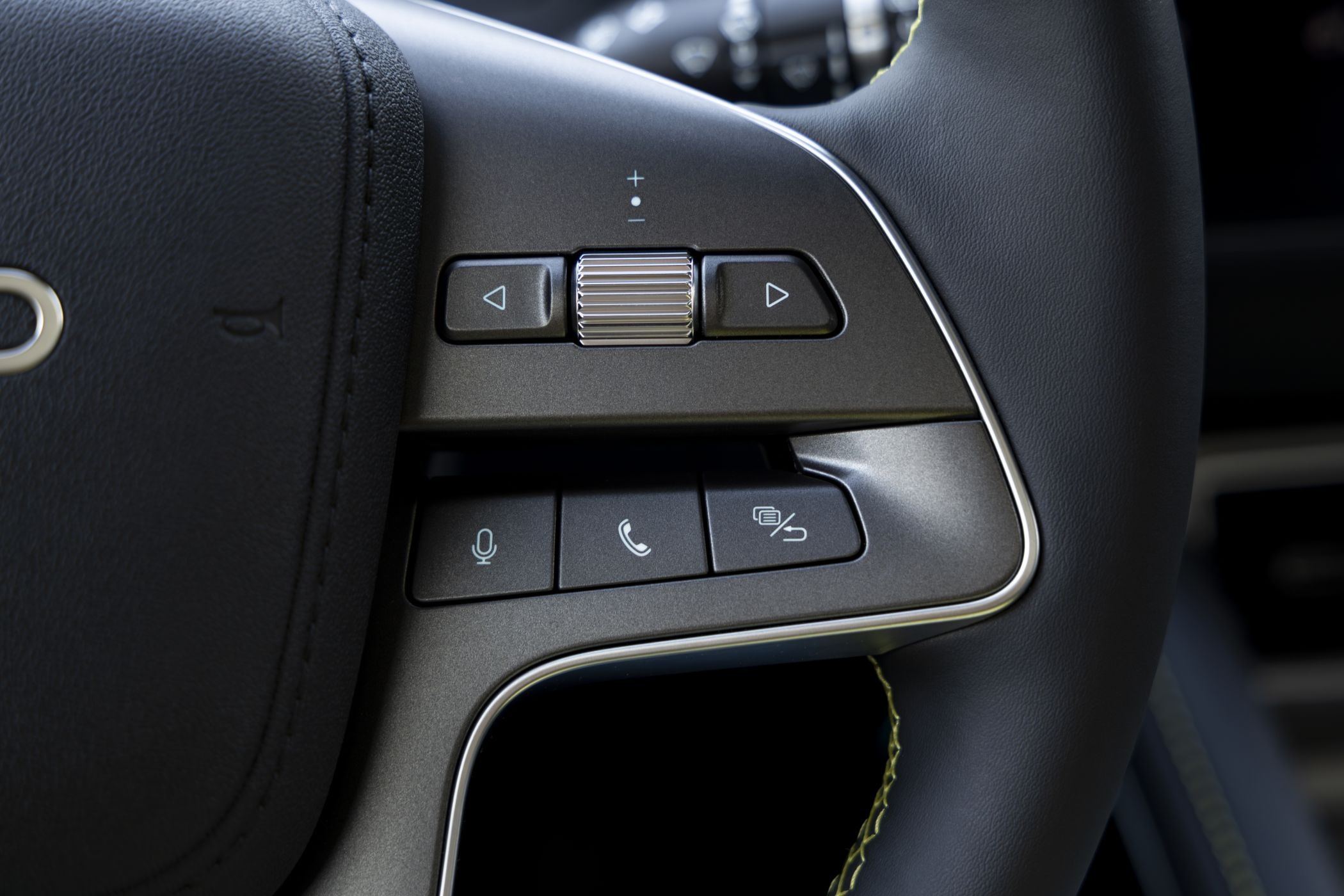 Pantalla del sistema de infoentretenimiento con diversas aplicaciones.