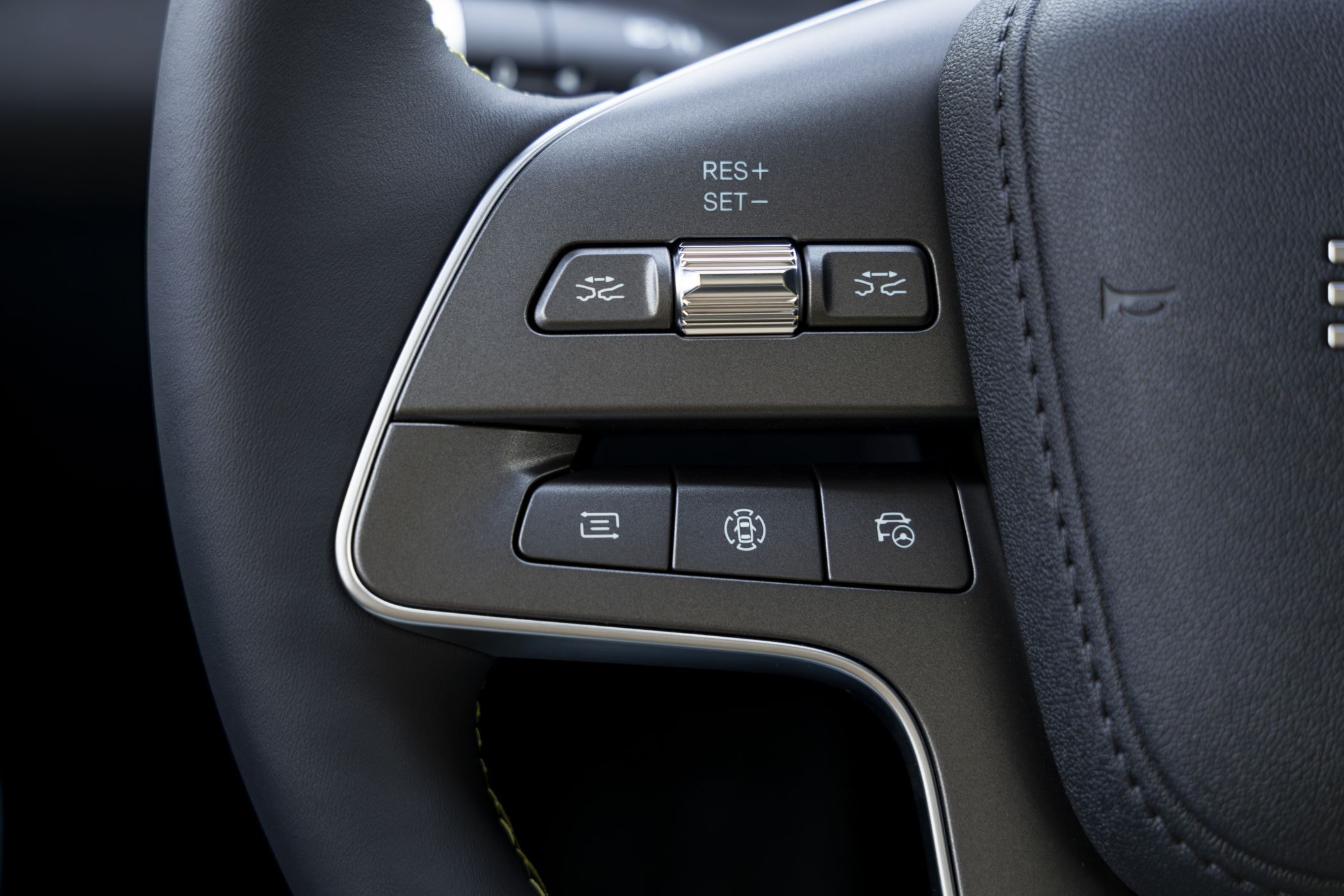 Diseño moderno del panel de la puerta con iluminación ambiental.