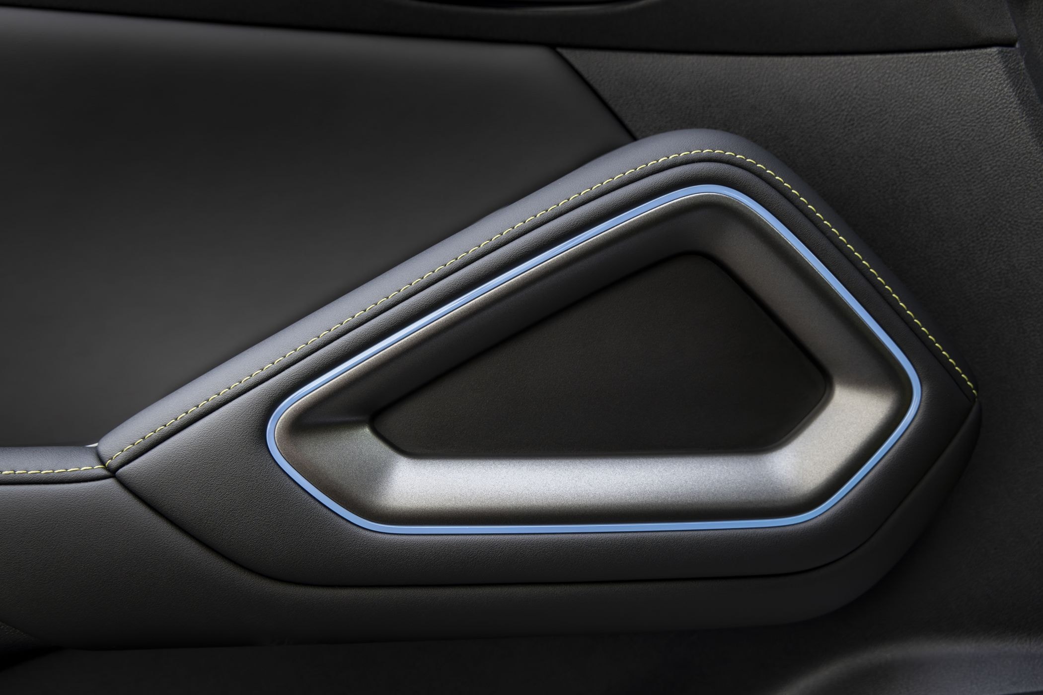 Controles del volante que facilitan la interacción sin distracciones.