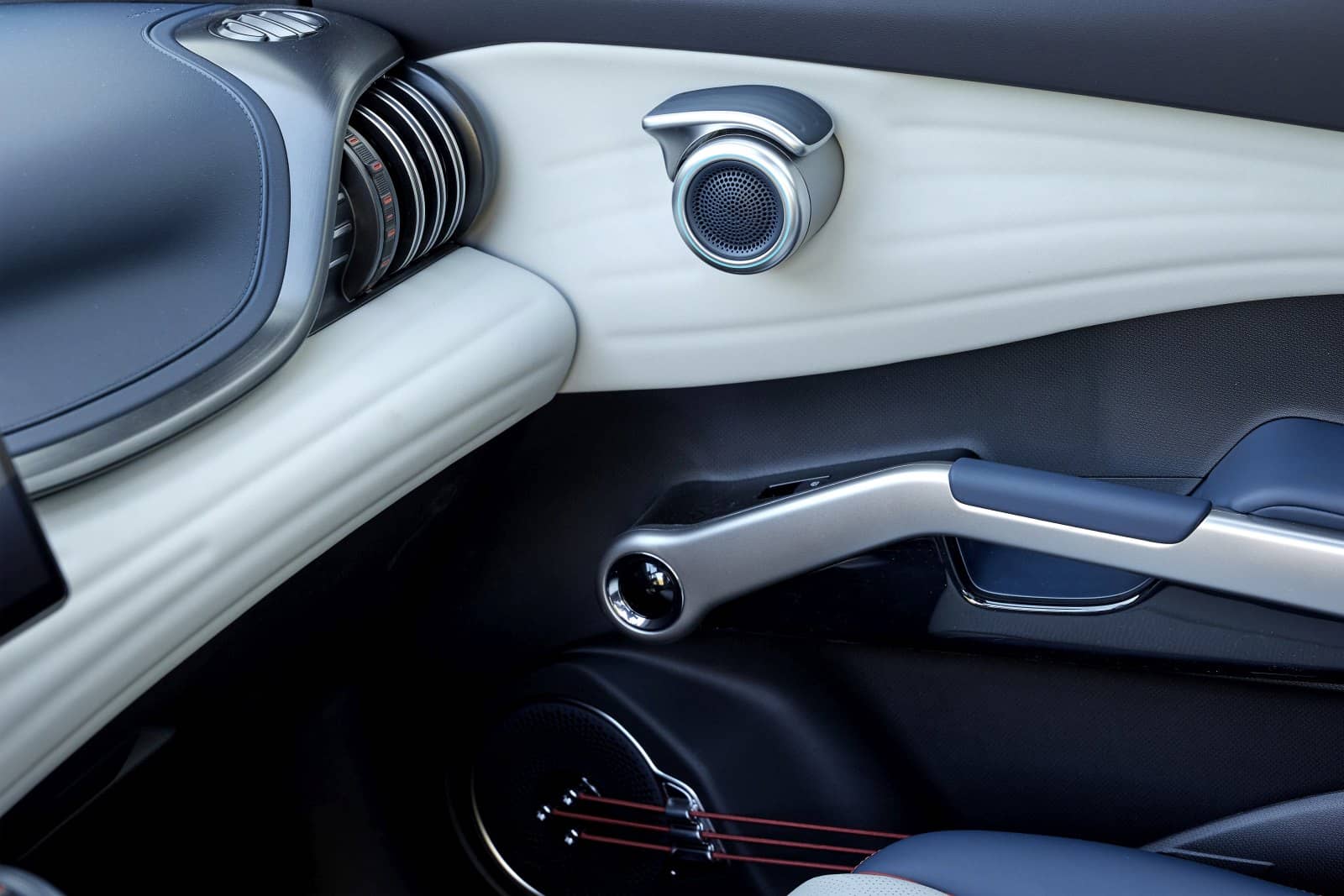 Control de ajuste del altavoz de la puerta en el BYD Atto3.