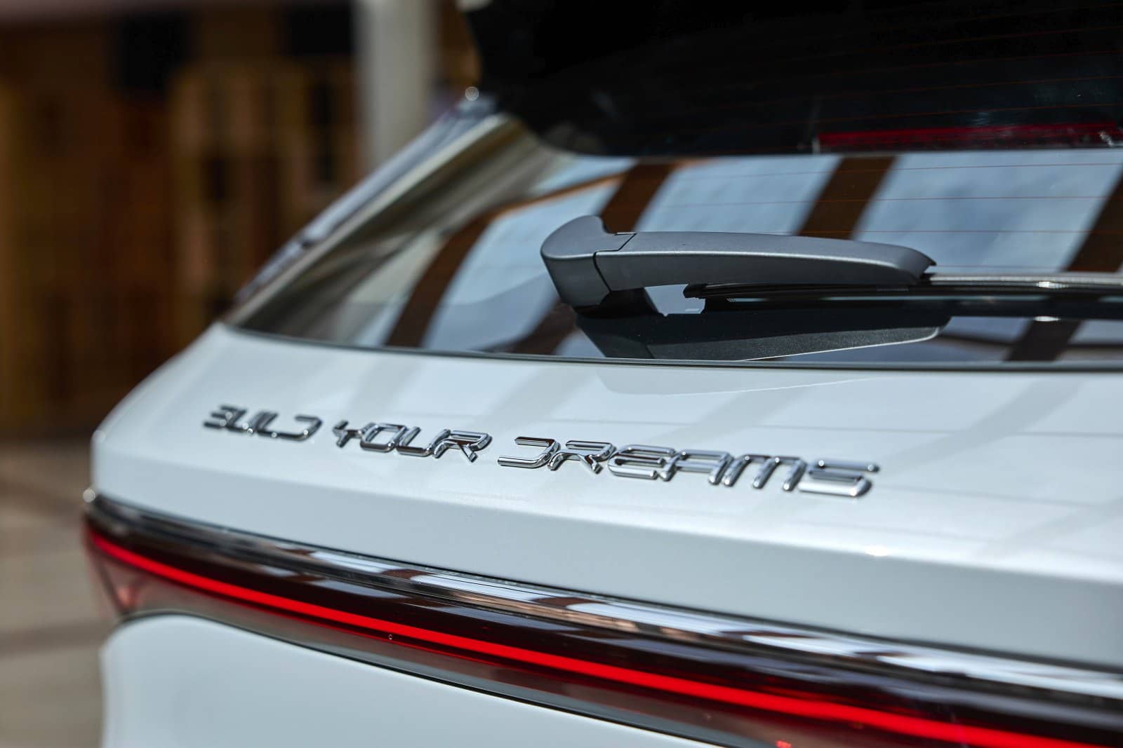 Vista del alerón trasero con diseño aerodinámico en el BYD Atto3.