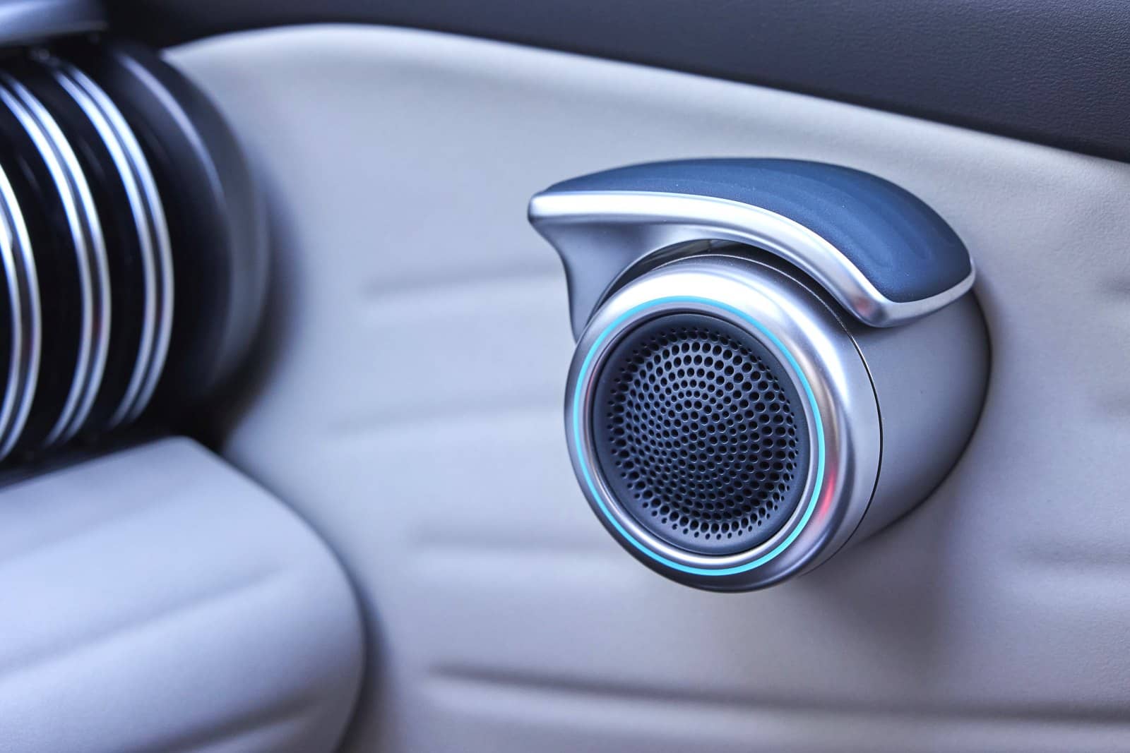 Altavoz de diseño futurista en el interior del BYD Atto3.