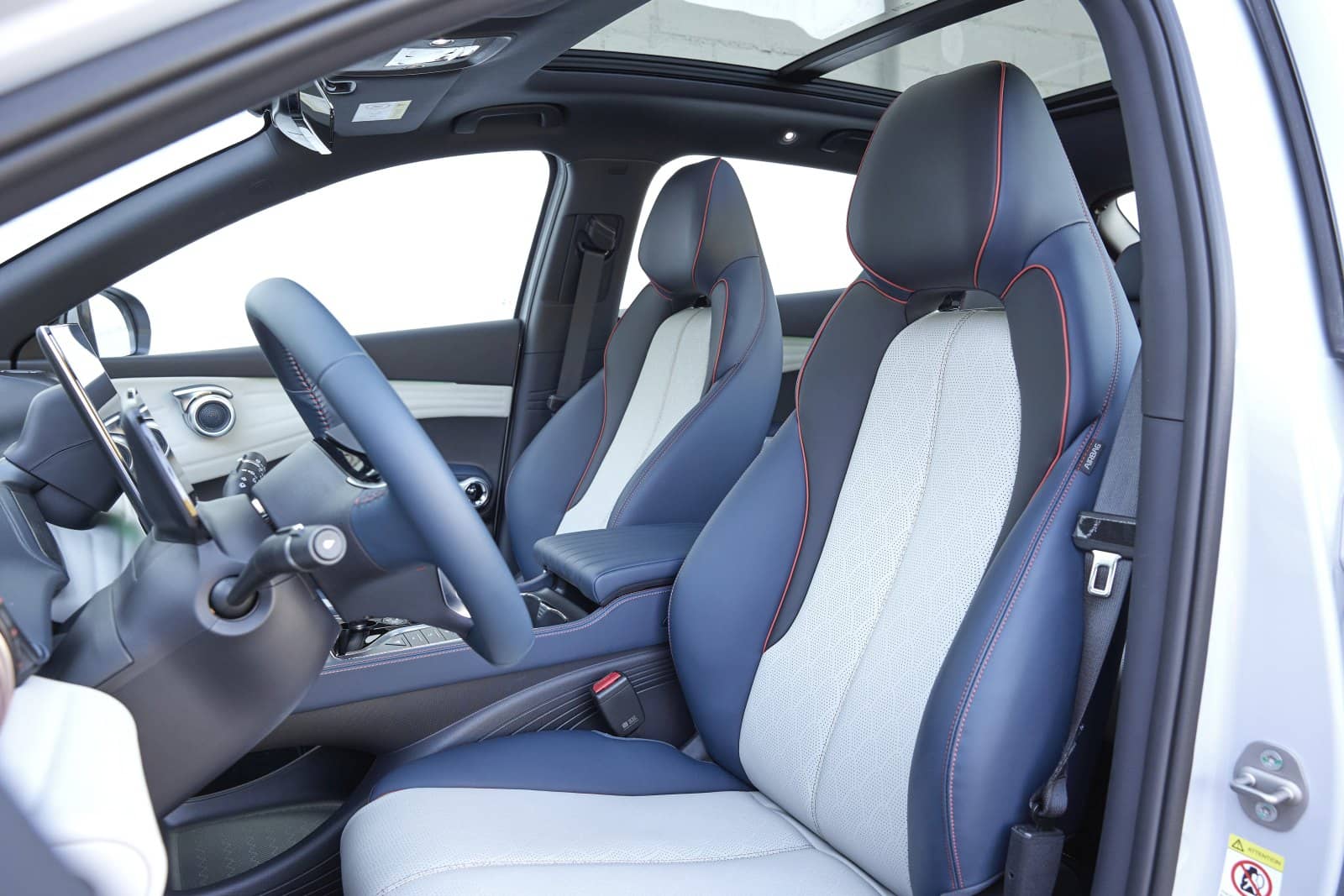 Asientos deportivos con acabados de primera en el BYD Atto 3.