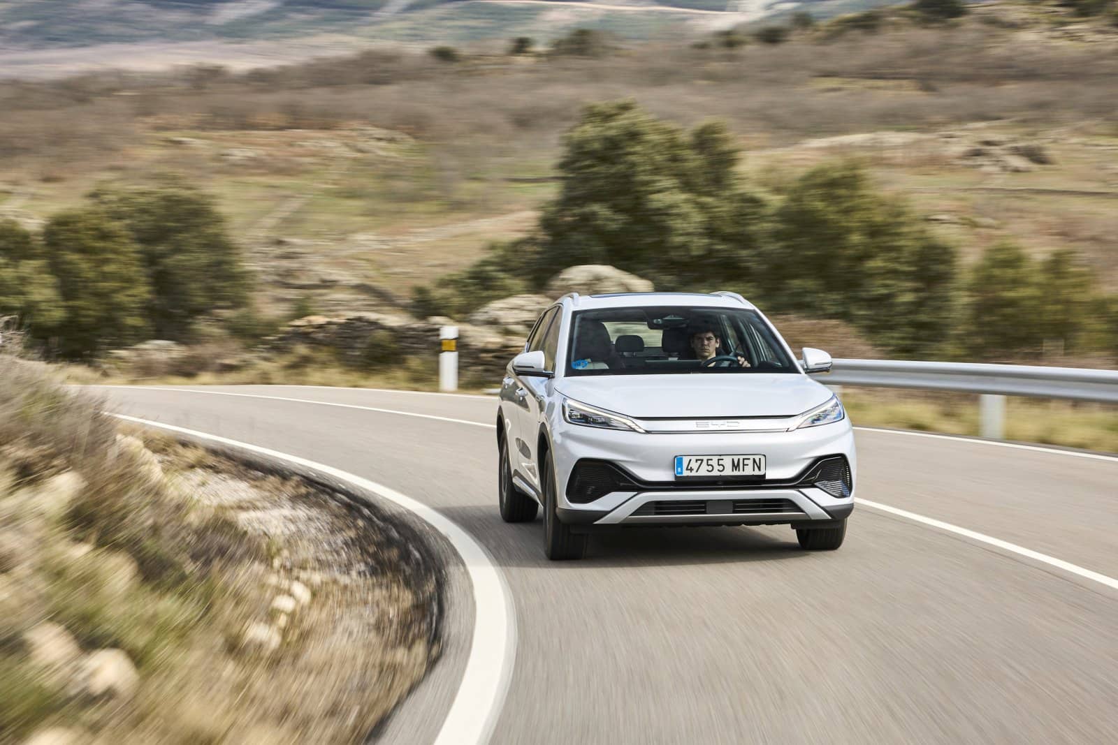 El BYD Atto3 capturado en pleno viraje demostrando su diseño frontal.