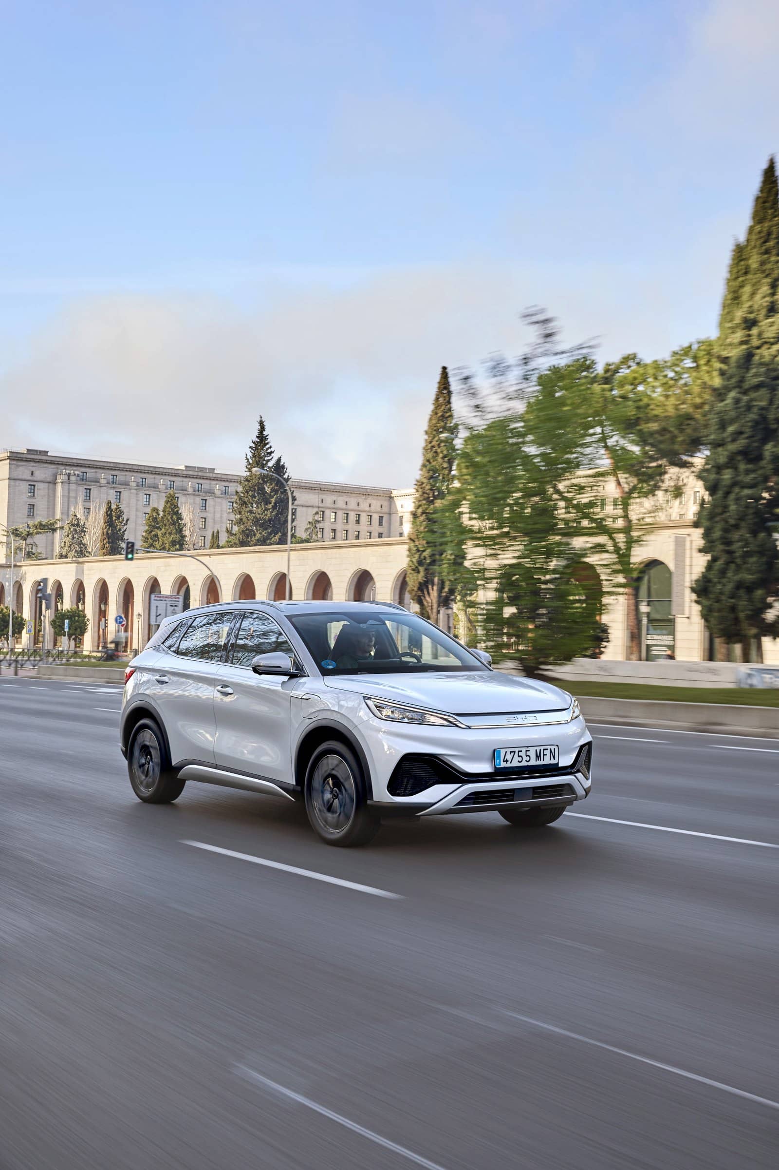 El BYD Atto3 captado en ambiente urbano, mostrando su perfil lateral.