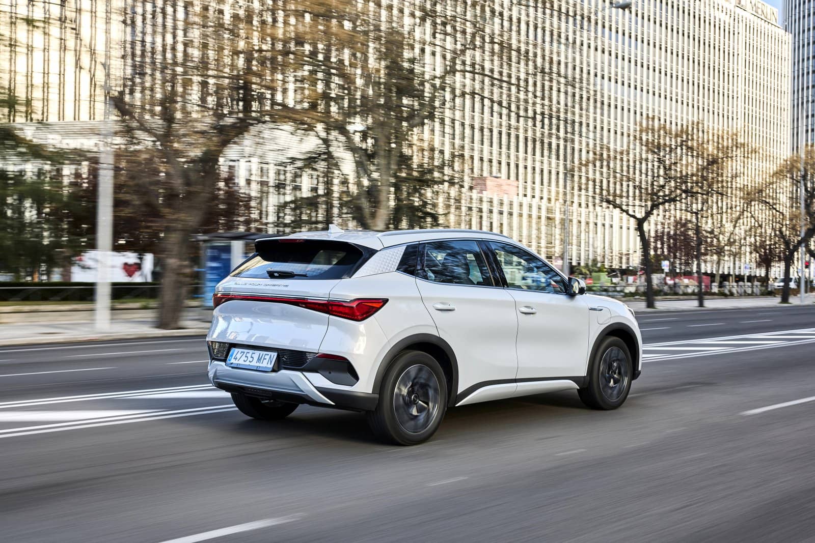 Vista dinámica del BYD Atto3 resaltando su perfil trasero y lateral.