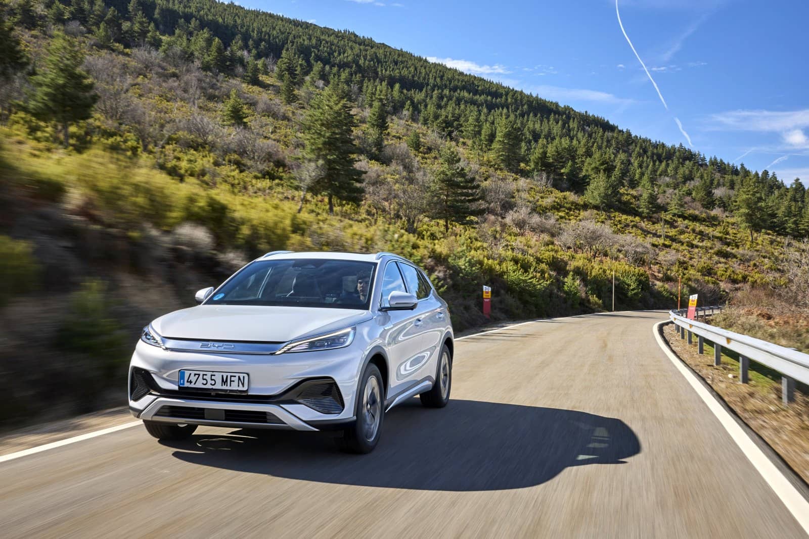 Imagen del Atto3 maniobrando ágilmente en carretera serpenteante.