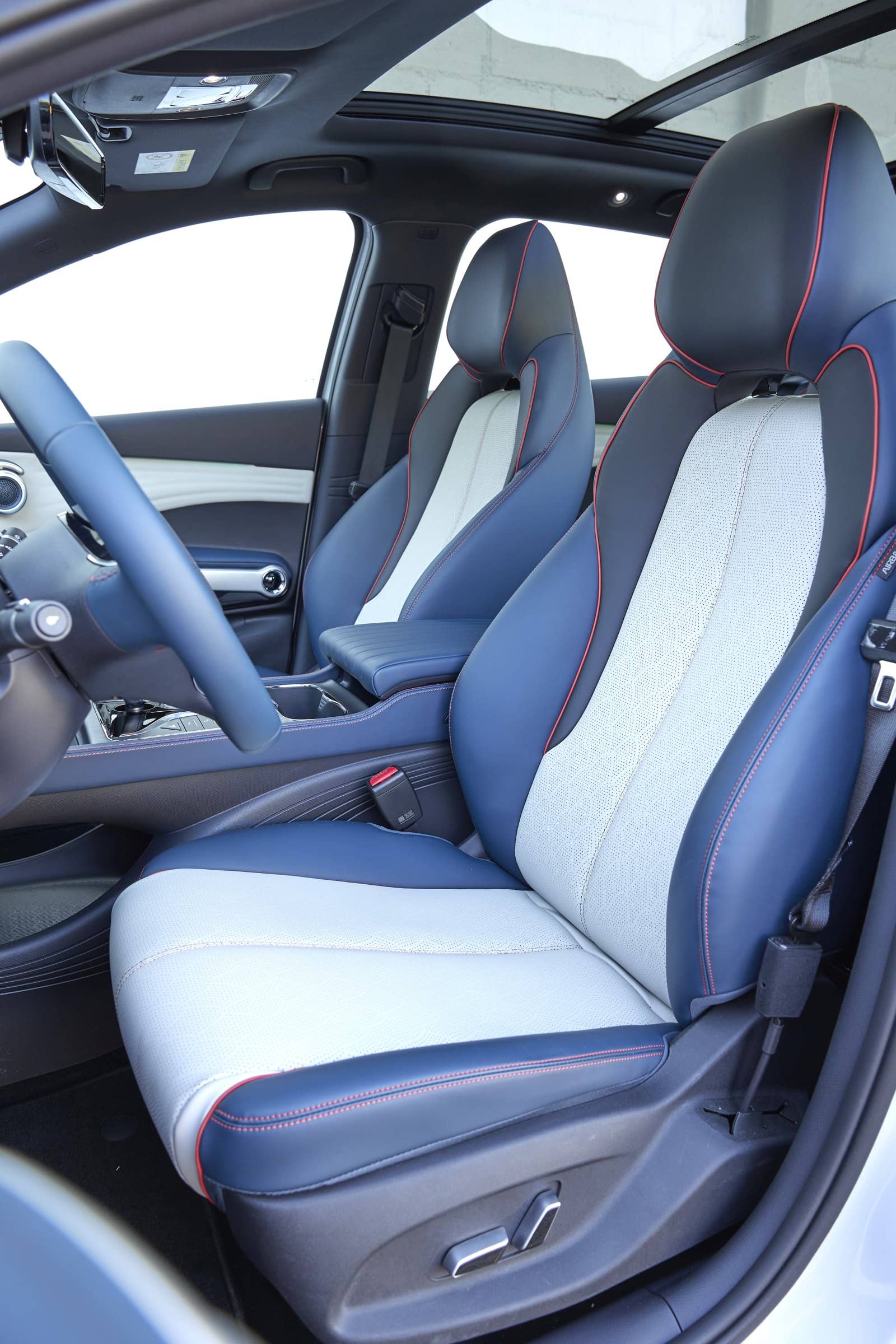 Asientos delanteros del BYD Atto3 mostrando su diseño ergonómico y acabados premium.